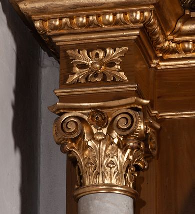 Zdjęcie nr 2: Ołtarz przyścienny, architektoniczny, jednokondygnacyjny ze zwieńczeniem, jednoosiowy, z mensą w kształcie prostopadłościanu, z poprzedzającymi ją dwoma stopniami, flankowaną korynckimi kolumienkami. Antepedium drewniane, dekorowane medalionem z wpisanym trójliściem oraz złoconym ornamentem. Retabulum ustawione na cokole, flankowane kolumnami; trzony kolumn marmoryzowane, z nałożoną u dołu złoconą aplikacją z motywem kwiatowym. Na licach cokołów prostokątne płyciny wypełnione uskrzydlonymi główkami aniołków oraz motywem roślinnym. Kolumny podtrzymują przełamane, niepełne belkowanie. W polu ołtarza arkadowa nisza zakończona złoconą konchą; ujęta smukłymi, złoconymi kolumienkami kompozywowymi dźwigajacymi archiwoltę wypełnioną kimationem jońskim. Wewnątrz pełnoplastyczna, polichromowana figura Najświętszego Serca Pana Jezusa. Nad niszą owalny kartusz z napisem „Najświętsze / Serce Jezusa / Zmiłuj się nad / nami”. Belkowanie z gzymsem dekorowanym motywem wolich oczu, powyżej przerwany przyczółek w formie wolut skierowanych do wewnątrz osi ołtarza. Zwieńczenie ujęte kolumnami jońskimi oraz uszami w formie spływu wolutowego dekorowanego kampanulami i akantem. Od góry zamknięte dwiema wolutami i zwieńczone krzyżem. W polu obraz św. Teresy z Lisieux. Struktura malowana w kolorze jasnego brązu, kolumny marmoryzowane, ornamentyka i profilowania złocone.