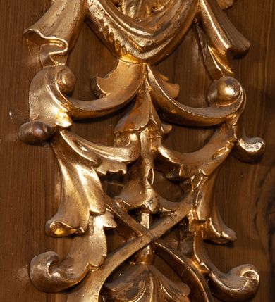 Zdjęcie nr 5: Ołtarz przyścienny, architektoniczny, jednoosiowy, jednokondygnacyjny ze zwieńczeniem. Mensa drewniana w kształcie prostopadłościennej skrzyni z narożami lekko wysuniętymi przed jej lico. Antependium drewniane z umieszczoną w centrum prostokątną płyciną z płaskorzeźbioną sceną Ostatniej Wieczerzy według Leonarda da Vinci. Po bokach po dwie mniejsze płyciny w kształcie prostokąta stojącego wypełnione płaskorzeźbioną, złoconą dekoracją z winnym gronem, kłosami, kwiatami oraz muszlą palmetową. 
Tabernakulum w kształcie prostopadłościennej, obitej metalową blachą skrzynki, dwudrzwiowe. Na drzwiczkach odlewana dekoracja z kłosów i winnych gron, powyżej gorejące serce. Tabernakulum ujęte drewnianym tronem wystawienia w formie ażurowej kolumnady na planie półkola. Zwieńczone ażurowymi wolutami tworzącymi formę baldachimu. U szczytu korona zamknięta, u jej podstawy Baranek Apokaliptyczny. 
Retabulum ustawione na wysokim cokole z bokami zwróconymi pod kątem 45 stopni, zwieńczonym wydatnym profilowanym gzymsem. Na ścianach cokołów uskrzydlone główki aniołów z podwieszonym ornamentem o motywach cęgowych i roślinnych. Kondygnacja flankowana jest parą kolumn podtrzymujących niepełne belkowanie. Kolumny o kapitelach kompozytowych, marmoryzowanych trzonach, z nałożoną do połowy dekoracją w formie ornamentalnej wici roślinnej złożonej z motywów akantu, rocaille'u, palmety i ornamentu cęgowego. Na gzymsie fragmenty przerwanego trójkątnego przyczółka, na których siedzą pełnoplastyczne figury aniołków. Pole główne ołtarza o lekko zaoblonych narożach, w jego centrum złocona, profilowana rama w otoku z cierniowej korony, o kształcie prostokąta stojącego zakończonego półkoliście. Pośrodku obraz Matki Boskiej Częstochowskiej oraz obraz Ukrzyżowanie na zasuwie, ponad którym umieszczona jest płaskorzeźba Boga Ojca. Powyżej, na osi ołtarza złocona korona z krzyżykiem. 
Zwieńczenie ujęte jest kolumnami analogicznymi jak w kondygnacji dźwigającymi niepełne, przełamane na osi podpór belkowanie o linii wklęsło-wypukłej. W polu promienista gloria z gołębicą Ducha Świętego na tle obłoków. Po bokach zwieńczenia znajdują się spływy wolutowe dekorowane kwiatami. U szczytu krzyż wyrastający z palmety. Ołtarz malowany na kolor brązowy, złocenia w partiach profili elementów architektonicznych i ornamentów złocone, detale srebrzone.