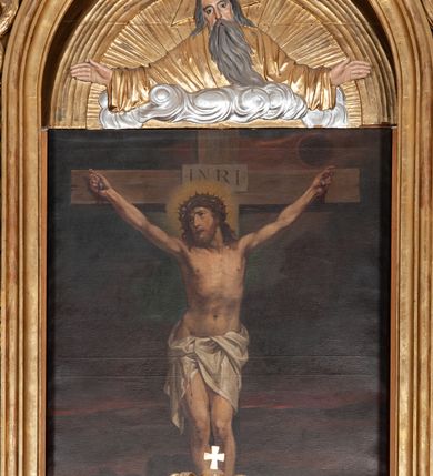 Zdjęcie nr 14: Ołtarz przyścienny, architektoniczny, jednoosiowy, jednokondygnacyjny ze zwieńczeniem. Mensa drewniana w kształcie prostopadłościennej skrzyni z narożami lekko wysuniętymi przed jej lico. Antependium drewniane z umieszczoną w centrum prostokątną płyciną z płaskorzeźbioną sceną Ostatniej Wieczerzy według Leonarda da Vinci. Po bokach po dwie mniejsze płyciny w kształcie prostokąta stojącego wypełnione płaskorzeźbioną, złoconą dekoracją z winnym gronem, kłosami, kwiatami oraz muszlą palmetową. 
Tabernakulum w kształcie prostopadłościennej, obitej metalową blachą skrzynki, dwudrzwiowe. Na drzwiczkach odlewana dekoracja z kłosów i winnych gron, powyżej gorejące serce. Tabernakulum ujęte drewnianym tronem wystawienia w formie ażurowej kolumnady na planie półkola. Zwieńczone ażurowymi wolutami tworzącymi formę baldachimu. U szczytu korona zamknięta, u jej podstawy Baranek Apokaliptyczny. 
Retabulum ustawione na wysokim cokole z bokami zwróconymi pod kątem 45 stopni, zwieńczonym wydatnym profilowanym gzymsem. Na ścianach cokołów uskrzydlone główki aniołów z podwieszonym ornamentem o motywach cęgowych i roślinnych. Kondygnacja flankowana jest parą kolumn podtrzymujących niepełne belkowanie. Kolumny o kapitelach kompozytowych, marmoryzowanych trzonach, z nałożoną do połowy dekoracją w formie ornamentalnej wici roślinnej złożonej z motywów akantu, rocaille'u, palmety i ornamentu cęgowego. Na gzymsie fragmenty przerwanego trójkątnego przyczółka, na których siedzą pełnoplastyczne figury aniołków. Pole główne ołtarza o lekko zaoblonych narożach, w jego centrum złocona, profilowana rama w otoku z cierniowej korony, o kształcie prostokąta stojącego zakończonego półkoliście. Pośrodku obraz Matki Boskiej Częstochowskiej oraz obraz Ukrzyżowanie na zasuwie, ponad którym umieszczona jest płaskorzeźba Boga Ojca. Powyżej, na osi ołtarza złocona korona z krzyżykiem. 
Zwieńczenie ujęte jest kolumnami analogicznymi jak w kondygnacji dźwigającymi niepełne, przełamane na osi podpór belkowanie o linii wklęsło-wypukłej. W polu promienista gloria z gołębicą Ducha Świętego na tle obłoków. Po bokach zwieńczenia znajdują się spływy wolutowe dekorowane kwiatami. U szczytu krzyż wyrastający z palmety. Ołtarz malowany na kolor brązowy, złocenia w partiach profili elementów architektonicznych i ornamentów złocone, detale srebrzone.