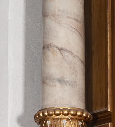 Zdjęcie nr 18: Ołtarz przyścienny, architektoniczny, jednoosiowy, jednokondygnacyjny ze zwieńczeniem. Mensa drewniana w kształcie prostopadłościennej skrzyni z narożami lekko wysuniętymi przed jej lico. Antependium drewniane z umieszczoną w centrum prostokątną płyciną z płaskorzeźbioną sceną Ostatniej Wieczerzy według Leonarda da Vinci. Po bokach po dwie mniejsze płyciny w kształcie prostokąta stojącego wypełnione płaskorzeźbioną, złoconą dekoracją z winnym gronem, kłosami, kwiatami oraz muszlą palmetową. 
Tabernakulum w kształcie prostopadłościennej, obitej metalową blachą skrzynki, dwudrzwiowe. Na drzwiczkach odlewana dekoracja z kłosów i winnych gron, powyżej gorejące serce. Tabernakulum ujęte drewnianym tronem wystawienia w formie ażurowej kolumnady na planie półkola. Zwieńczone ażurowymi wolutami tworzącymi formę baldachimu. U szczytu korona zamknięta, u jej podstawy Baranek Apokaliptyczny. 
Retabulum ustawione na wysokim cokole z bokami zwróconymi pod kątem 45 stopni, zwieńczonym wydatnym profilowanym gzymsem. Na ścianach cokołów uskrzydlone główki aniołów z podwieszonym ornamentem o motywach cęgowych i roślinnych. Kondygnacja flankowana jest parą kolumn podtrzymujących niepełne belkowanie. Kolumny o kapitelach kompozytowych, marmoryzowanych trzonach, z nałożoną do połowy dekoracją w formie ornamentalnej wici roślinnej złożonej z motywów akantu, rocaille&#039;u, palmety i ornamentu cęgowego. Na gzymsie fragmenty przerwanego trójkątnego przyczółka, na których siedzą pełnoplastyczne figury aniołków. Pole główne ołtarza o lekko zaoblonych narożach, w jego centrum złocona, profilowana rama w otoku z cierniowej korony, o kształcie prostokąta stojącego zakończonego półkoliście. Pośrodku obraz Matki Boskiej Częstochowskiej oraz obraz Ukrzyżowanie na zasuwie, ponad którym umieszczona jest płaskorzeźba Boga Ojca. Powyżej, na osi ołtarza złocona korona z krzyżykiem. 
Zwieńczenie ujęte jest kolumnami analogicznymi jak w kondygnacji dźwigającymi niepełne, przełamane na osi podpór belkowanie o linii wklęsło-wypukłej. W polu promienista gloria z gołębicą Ducha Świętego na tle obłoków. Po bokach zwieńczenia znajdują się spływy wolutowe dekorowane kwiatami. U szczytu krzyż wyrastający z palmety. Ołtarz malowany na kolor brązowy, złocenia w partiach profili elementów architektonicznych i ornamentów złocone, detale srebrzone.