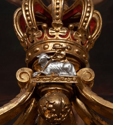 Zdjęcie nr 3: Chrzcielnica z pokrywą ustawiona na dwustopniowym, kamiennym cokole na rzucie kwadratu. Stopa w formie ośmiokąta foremnego na kształt jednolalkowej tralki, trzon żłobkowany. Czara ośmioboczna, puklowana. Pokrywa na ośmiobocznej, profilowanej podstawie z uszami po dwóch bokach, na bocznych i tylnych kwaterach napis „R(OKU) P(AŃSKIEGO) 1923 FUNDAT RZEPA z BUGAJU”.  Zwieńczona złoconą koroną, od dołu ujętą puklowaniem, na której ustawiona rzeźbiona, pełnoplastyczna scena Chrztu Chrystusa w Jordanie. Chrystus ukazany ze złożonymi rękami, stoi w wodzie, powyżej na skałach Jan Chrzciciel trzymający w lewej ręce wysoki krzyż, a w prawej konchę. Nad nimi wydłużona gloria z gołębicą Ducha Świętego. Tło sceny stanowi drzewo.