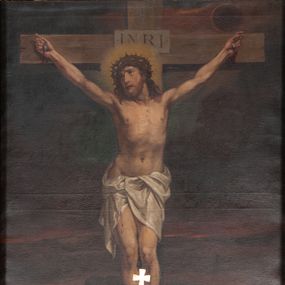 Zdjęcie nr 1: Obraz w kształcie stojącego prostokąta przedstawiający scenę Ukrzyżowania, powyżej płaskorzeźba Boga Ojca. W centrum kompozycji ukazany ukrzyżowany Chrystus na tle odległego pejzażu z Jerozolimą. Ciało łagodnie wygięte tworzące kształt litery „S”, głowa skierowana w prawą stronę. Twarz podłużna z długim i prostym nosem, dużymi oczami, okolona krótką brodą. Włosy długie, ciemnobrązowe, opadające na ramiona i plecy. Na głowie korona cierniowa, a wokół niej złoty, świetlisty nimb. Chrystus ma założone wokół bioder białe perizonium, silnie drapowane. Krzyż prosty, jasnobrązowy, nad głową Chrystusa wisi tabliczka z napisem „INRI”. Kolorystyka obrazu ciemna. Powyżej płaskorzeźba w kształcie półkola. W centrum półpostać Boga Ojca, wyłaniającego się z obłoków, z szeroko rozłożonymi na boki rękami, z głową delikatnie pochyloną na prawo. Twarz podłużna o wyraźnie zaznaczonych kościach policzkowych, z dużymi oczami i długim oraz prostym nosem, okolona bujną, siwą brodą. Włosy długie z przedziałkiem na środku, siwe, opadające na plecy. Bóg Ojciec ubrany jest w złoconą suknię z długimi i szerokimi rękawami. Wokół głowy ma złoty, trójkątny nimb. Tło złocone, ułożone z promieni, obłoki srebrzone. Rama drewniana, profilowana, złocona. Wokół ramy wieniec z gałązek cierniowych.