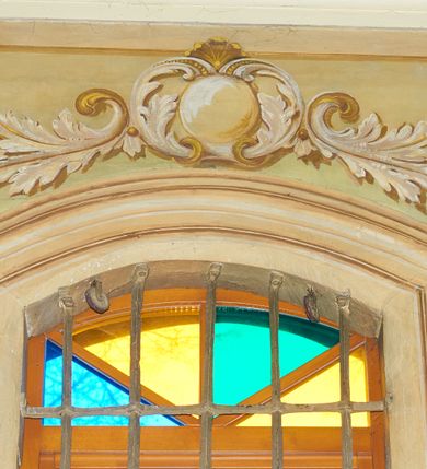 Zdjęcie nr 30: Polichromia ścian kościoła odpowiada podziałom architektonicznym wnętrza wydzielonym przez pilastry. Malowany zielony cokół w jednej czwartej wysokości ścian wyodrębniony jest pasem ornamentu geometrycznego, w nawie w jego polu znajdują się żółte prostokąty z dekoracją geometryczną, w prezbiterium malowana jasnozielona tkanina z dwoma pasami ornamentu roślinnego, medalionami z monogramami Marii i koronami oraz z motywem lilii heraldycznych i rozet. Trzony pilastrów wnętrza bladożółte z malowanymi płycinami dekorowanymi kampanulami, głowice zdobione malowanym kimationem. Na osi pilastrów, w partii fryzu, na tle niebieskich prostokątów uskrzydlone główki anielskie, pomiędzy nimi fryz wypełniony różowo-pomarańczowymi malowanymi płycinami w błękitnym obramieniu o fantazyjnym wykroju, dekorowanymi kampanulami. Belkowanie zamknięte malowanym pasem ornamentu geometrycznego. W polach pomiędzy pilastrami malowane płyciny o fantazyjnym kształcie zbliżonym do prostokąta, ujęte ramą zakończoną kartuszem, ich pola wypełnione są dekoracją geometryczną składającą się z krzyży równoramiennych w glorii i rozet wykonanych techniką patronową. Otwory okienne ujęte są malowanymi, imitującymi profilowanie obramieniami, otwory drzwiowe iluzjonistycznymi portalami z uszakami: portal w nawie zwieńczony jest kartuszem, a portal w prezbiterium zwieńczony jest szczytem zamkniętym fragmentem gzymsu w formie łuku segmentowego nadwieszonego podtrzymywanym przez spływy wolutowe. Pod chórem muzycznym malowane tablice pamiątkowe ujęte ramą, na ścianie północnej z napisem: „Ecclam hanc sub titulo Assumptionis B.V. Mariae a strenuo / milite Wierzbięta in Branice et Ruszcza Haerede pimo in / Wola juxta fines villae Stryjów a D. 1386 fundatam decimis / ex praedio Branice a colonis Stryjów, Wola, cuius sors est Grabie / Szczurów Zymbrzeg et ibidem taberna cum duobus pratis ac lacubus / Orzek et Piotrek ditatam, proper alluviem Vistulae  curatus suus / in hunc locum, qui erat pratum Gruczyn, ecclae dotale transtulit, / Hac tandem post annos 356 collapsa, quam vides, A.R.D. Jacobus Cichoński, parochus Grabiensis a.D. 1742 in loco desolatae  novam erexit. / Consecravit Illmus ac Rmus Michaël Kunicki, Sufraganeus Eppus. / Cracoviensis, Abbas Clarae Tumbae a D. 1749. / Restauravit A.R.D. Josephus Raźny, parochus Grabiensis a.D. 1907. / e colectis parochianorum.”; na ścianie południowej z napisem: „Ku Pamięci! / Dzieci Moje Najmilsze - Ja Prastara Świątynia / Polska dziękuję Wam za serdeczną troskę / o mnie. Oto dzięki Waszym ofiarom Drodzy / Rodzice i Twoim wysiłkom Kochana Młodzieży / w r. 1959 odnowiło się moje oblicze - rozjaśniały /  moje ołtarze, a w r. 1960 zabrzmiał mój nowy / organ na większą chwałę Bożą. Ja Was za to / rodzę na nowo do życia łaski. Ja Was błogosławię / na życie rodzinne. Ja Was prowadzę ku Bogu. Ja / Was także żegnam poraz ostatni, gdy przechodzicie / z tego padołu płaczu do wieczności, aby / Was znowu powitać kiedyś w niebie.”. Na ścianie zachodniej, pod chórem, nad środkowym otworem przejściowym pozostałości dawnego iluzjonistycznego portalu z kartuszem herbowym. Na stropie prezbiterium wydzielone pole o kształcie powtarzającym plan prezbiterium, wewnątrz pole w formie kwadratu o wklęsłych narożach z wpisanym polem o fantazyjnym zarysie zbliżonym do owalu ze sceną Wniebowzięcia Najświętszej Marii Panny. W narożach owalne pola z czterema istotami apokaliptycznymi. Prosta belka tęczowa w kolorze zielonym, o profilowaniach w kolorze niebieskim i różowym, z napisem: „JEZU ZMIŁUJ SIĘ NAD NAMI”. Na stropie nawy prostokątne pole wydzielone grubym bladoróżowym obramieniem z płycinami o nieregularnym kształcie wypełnionymi kratką regencyjną i rozetami alternowanymi medalionami z rozetami, naroża dekorowane są wstęgą regencyjną i akantem. Wewnątrz pole o fantazyjnym wykroju zbliżonym do owalu ze sceną Koronacji Najświętszej Marii Panny, flankowane przez dwie malowane błękitne płyciny o nieregularnym kształcie wypełnione rozetkami. W narożach, w ozdobnych kartuszach herby Pogoni Litewskiej i Orła Białego.
