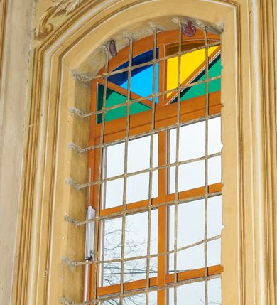 Zdjęcie nr 29: Polichromia ścian kościoła odpowiada podziałom architektonicznym wnętrza wydzielonym przez pilastry. Malowany zielony cokół w jednej czwartej wysokości ścian wyodrębniony jest pasem ornamentu geometrycznego, w nawie w jego polu znajdują się żółte prostokąty z dekoracją geometryczną, w prezbiterium malowana jasnozielona tkanina z dwoma pasami ornamentu roślinnego, medalionami z monogramami Marii i koronami oraz z motywem lilii heraldycznych i rozet. Trzony pilastrów wnętrza bladożółte z malowanymi płycinami dekorowanymi kampanulami, głowice zdobione malowanym kimationem. Na osi pilastrów, w partii fryzu, na tle niebieskich prostokątów uskrzydlone główki anielskie, pomiędzy nimi fryz wypełniony różowo-pomarańczowymi malowanymi płycinami w błękitnym obramieniu o fantazyjnym wykroju, dekorowanymi kampanulami. Belkowanie zamknięte malowanym pasem ornamentu geometrycznego. W polach pomiędzy pilastrami malowane płyciny o fantazyjnym kształcie zbliżonym do prostokąta, ujęte ramą zakończoną kartuszem, ich pola wypełnione są dekoracją geometryczną składającą się z krzyży równoramiennych w glorii i rozet wykonanych techniką patronową. Otwory okienne ujęte są malowanymi, imitującymi profilowanie obramieniami, otwory drzwiowe iluzjonistycznymi portalami z uszakami: portal w nawie zwieńczony jest kartuszem, a portal w prezbiterium zwieńczony jest szczytem zamkniętym fragmentem gzymsu w formie łuku segmentowego nadwieszonego podtrzymywanym przez spływy wolutowe. Pod chórem muzycznym malowane tablice pamiątkowe ujęte ramą, na ścianie północnej z napisem: „Ecclam hanc sub titulo Assumptionis B.V. Mariae a strenuo / milite Wierzbięta in Branice et Ruszcza Haerede pimo in / Wola juxta fines villae Stryjów a D. 1386 fundatam decimis / ex praedio Branice a colonis Stryjów, Wola, cuius sors est Grabie / Szczurów Zymbrzeg et ibidem taberna cum duobus pratis ac lacubus / Orzek et Piotrek ditatam, proper alluviem Vistulae  curatus suus / in hunc locum, qui erat pratum Gruczyn, ecclae dotale transtulit, / Hac tandem post annos 356 collapsa, quam vides, A.R.D. Jacobus Cichoński, parochus Grabiensis a.D. 1742 in loco desolatae  novam erexit. / Consecravit Illmus ac Rmus Michaël Kunicki, Sufraganeus Eppus. / Cracoviensis, Abbas Clarae Tumbae a D. 1749. / Restauravit A.R.D. Josephus Raźny, parochus Grabiensis a.D. 1907. / e colectis parochianorum.”; na ścianie południowej z napisem: „Ku Pamięci! / Dzieci Moje Najmilsze - Ja Prastara Świątynia / Polska dziękuję Wam za serdeczną troskę / o mnie. Oto dzięki Waszym ofiarom Drodzy / Rodzice i Twoim wysiłkom Kochana Młodzieży / w r. 1959 odnowiło się moje oblicze - rozjaśniały /  moje ołtarze, a w r. 1960 zabrzmiał mój nowy / organ na większą chwałę Bożą. Ja Was za to / rodzę na nowo do życia łaski. Ja Was błogosławię / na życie rodzinne. Ja Was prowadzę ku Bogu. Ja / Was także żegnam poraz ostatni, gdy przechodzicie / z tego padołu płaczu do wieczności, aby / Was znowu powitać kiedyś w niebie.”. Na ścianie zachodniej, pod chórem, nad środkowym otworem przejściowym pozostałości dawnego iluzjonistycznego portalu z kartuszem herbowym. Na stropie prezbiterium wydzielone pole o kształcie powtarzającym plan prezbiterium, wewnątrz pole w formie kwadratu o wklęsłych narożach z wpisanym polem o fantazyjnym zarysie zbliżonym do owalu ze sceną Wniebowzięcia Najświętszej Marii Panny. W narożach owalne pola z czterema istotami apokaliptycznymi. Prosta belka tęczowa w kolorze zielonym, o profilowaniach w kolorze niebieskim i różowym, z napisem: „JEZU ZMIŁUJ SIĘ NAD NAMI”. Na stropie nawy prostokątne pole wydzielone grubym bladoróżowym obramieniem z płycinami o nieregularnym kształcie wypełnionymi kratką regencyjną i rozetami alternowanymi medalionami z rozetami, naroża dekorowane są wstęgą regencyjną i akantem. Wewnątrz pole o fantazyjnym wykroju zbliżonym do owalu ze sceną Koronacji Najświętszej Marii Panny, flankowane przez dwie malowane błękitne płyciny o nieregularnym kształcie wypełnione rozetkami. W narożach, w ozdobnych kartuszach herby Pogoni Litewskiej i Orła Białego.
