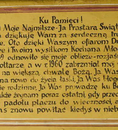 Zdjęcie nr 2: Polichromia ścian kościoła odpowiada podziałom architektonicznym wnętrza wydzielonym przez pilastry. Malowany zielony cokół w jednej czwartej wysokości ścian wyodrębniony jest pasem ornamentu geometrycznego, w nawie w jego polu znajdują się żółte prostokąty z dekoracją geometryczną, w prezbiterium malowana jasnozielona tkanina z dwoma pasami ornamentu roślinnego, medalionami z monogramami Marii i koronami oraz z motywem lilii heraldycznych i rozet. Trzony pilastrów wnętrza bladożółte z malowanymi płycinami dekorowanymi kampanulami, głowice zdobione malowanym kimationem. Na osi pilastrów, w partii fryzu, na tle niebieskich prostokątów uskrzydlone główki anielskie, pomiędzy nimi fryz wypełniony różowo-pomarańczowymi malowanymi płycinami w błękitnym obramieniu o fantazyjnym wykroju, dekorowanymi kampanulami. Belkowanie zamknięte malowanym pasem ornamentu geometrycznego. W polach pomiędzy pilastrami malowane płyciny o fantazyjnym kształcie zbliżonym do prostokąta, ujęte ramą zakończoną kartuszem, ich pola wypełnione są dekoracją geometryczną składającą się z krzyży równoramiennych w glorii i rozet wykonanych techniką patronową. Otwory okienne ujęte są malowanymi, imitującymi profilowanie obramieniami, otwory drzwiowe iluzjonistycznymi portalami z uszakami: portal w nawie zwieńczony jest kartuszem, a portal w prezbiterium zwieńczony jest szczytem zamkniętym fragmentem gzymsu w formie łuku segmentowego nadwieszonego podtrzymywanym przez spływy wolutowe. Pod chórem muzycznym malowane tablice pamiątkowe ujęte ramą, na ścianie północnej z napisem: „Ecclam hanc sub titulo Assumptionis B.V. Mariae a strenuo / milite Wierzbięta in Branice et Ruszcza Haerede pimo in / Wola juxta fines villae Stryjów a D. 1386 fundatam decimis / ex praedio Branice a colonis Stryjów, Wola, cuius sors est Grabie / Szczurów Zymbrzeg et ibidem taberna cum duobus pratis ac lacubus / Orzek et Piotrek ditatam, proper alluviem Vistulae  curatus suus / in hunc locum, qui erat pratum Gruczyn, ecclae dotale transtulit, / Hac tandem post annos 356 collapsa, quam vides, A.R.D. Jacobus Cichoński, parochus Grabiensis a.D. 1742 in loco desolatae  novam erexit. / Consecravit Illmus ac Rmus Michaël Kunicki, Sufraganeus Eppus. / Cracoviensis, Abbas Clarae Tumbae a D. 1749. / Restauravit A.R.D. Josephus Raźny, parochus Grabiensis a.D. 1907. / e colectis parochianorum.”; na ścianie południowej z napisem: „Ku Pamięci! / Dzieci Moje Najmilsze - Ja Prastara Świątynia / Polska dziękuję Wam za serdeczną troskę / o mnie. Oto dzięki Waszym ofiarom Drodzy / Rodzice i Twoim wysiłkom Kochana Młodzieży / w r. 1959 odnowiło się moje oblicze - rozjaśniały /  moje ołtarze, a w r. 1960 zabrzmiał mój nowy / organ na większą chwałę Bożą. Ja Was za to / rodzę na nowo do życia łaski. Ja Was błogosławię / na życie rodzinne. Ja Was prowadzę ku Bogu. Ja / Was także żegnam poraz ostatni, gdy przechodzicie / z tego padołu płaczu do wieczności, aby / Was znowu powitać kiedyś w niebie.”. Na ścianie zachodniej, pod chórem, nad środkowym otworem przejściowym pozostałości dawnego iluzjonistycznego portalu z kartuszem herbowym. Na stropie prezbiterium wydzielone pole o kształcie powtarzającym plan prezbiterium, wewnątrz pole w formie kwadratu o wklęsłych narożach z wpisanym polem o fantazyjnym zarysie zbliżonym do owalu ze sceną Wniebowzięcia Najświętszej Marii Panny. W narożach owalne pola z czterema istotami apokaliptycznymi. Prosta belka tęczowa w kolorze zielonym, o profilowaniach w kolorze niebieskim i różowym, z napisem: „JEZU ZMIŁUJ SIĘ NAD NAMI”. Na stropie nawy prostokątne pole wydzielone grubym bladoróżowym obramieniem z płycinami o nieregularnym kształcie wypełnionymi kratką regencyjną i rozetami alternowanymi medalionami z rozetami, naroża dekorowane są wstęgą regencyjną i akantem. Wewnątrz pole o fantazyjnym wykroju zbliżonym do owalu ze sceną Koronacji Najświętszej Marii Panny, flankowane przez dwie malowane błękitne płyciny o nieregularnym kształcie wypełnione rozetkami. W narożach, w ozdobnych kartuszach herby Pogoni Litewskiej i Orła Białego.
