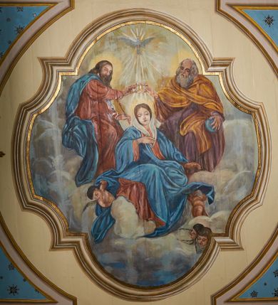 Zdjęcie nr 1: Polichromia ścian kościoła odpowiada podziałom architektonicznym wnętrza wydzielonym przez pilastry. Malowany zielony cokół w jednej czwartej wysokości ścian wyodrębniony jest pasem ornamentu geometrycznego, w nawie w jego polu znajdują się żółte prostokąty z dekoracją geometryczną, w prezbiterium malowana jasnozielona tkanina z dwoma pasami ornamentu roślinnego, medalionami z monogramami Marii i koronami oraz z motywem lilii heraldycznych i rozet. Trzony pilastrów wnętrza bladożółte z malowanymi płycinami dekorowanymi kampanulami, głowice zdobione malowanym kimationem. Na osi pilastrów, w partii fryzu, na tle niebieskich prostokątów uskrzydlone główki anielskie, pomiędzy nimi fryz wypełniony różowo-pomarańczowymi malowanymi płycinami w błękitnym obramieniu o fantazyjnym wykroju, dekorowanymi kampanulami. Belkowanie zamknięte malowanym pasem ornamentu geometrycznego. W polach pomiędzy pilastrami malowane płyciny o fantazyjnym kształcie zbliżonym do prostokąta, ujęte ramą zakończoną kartuszem, ich pola wypełnione są dekoracją geometryczną składającą się z krzyży równoramiennych w glorii i rozet wykonanych techniką patronową. Otwory okienne ujęte są malowanymi, imitującymi profilowanie obramieniami, otwory drzwiowe iluzjonistycznymi portalami z uszakami: portal w nawie zwieńczony jest kartuszem, a portal w prezbiterium zwieńczony jest szczytem zamkniętym fragmentem gzymsu w formie łuku segmentowego nadwieszonego podtrzymywanym przez spływy wolutowe. Pod chórem muzycznym malowane tablice pamiątkowe ujęte ramą, na ścianie północnej z napisem: „Ecclam hanc sub titulo Assumptionis B.V. Mariae a strenuo / milite Wierzbięta in Branice et Ruszcza Haerede pimo in / Wola juxta fines villae Stryjów a D. 1386 fundatam decimis / ex praedio Branice a colonis Stryjów, Wola, cuius sors est Grabie / Szczurów Zymbrzeg et ibidem taberna cum duobus pratis ac lacubus / Orzek et Piotrek ditatam, proper alluviem Vistulae  curatus suus / in hunc locum, qui erat pratum Gruczyn, ecclae dotale transtulit, / Hac tandem post annos 356 collapsa, quam vides, A.R.D. Jacobus Cichoński, parochus Grabiensis a.D. 1742 in loco desolatae  novam erexit. / Consecravit Illmus ac Rmus Michaël Kunicki, Sufraganeus Eppus. / Cracoviensis, Abbas Clarae Tumbae a D. 1749. / Restauravit A.R.D. Josephus Raźny, parochus Grabiensis a.D. 1907. / e colectis parochianorum.”; na ścianie południowej z napisem: „Ku Pamięci! / Dzieci Moje Najmilsze - Ja Prastara Świątynia / Polska dziękuję Wam za serdeczną troskę / o mnie. Oto dzięki Waszym ofiarom Drodzy / Rodzice i Twoim wysiłkom Kochana Młodzieży / w r. 1959 odnowiło się moje oblicze - rozjaśniały /  moje ołtarze, a w r. 1960 zabrzmiał mój nowy / organ na większą chwałę Bożą. Ja Was za to / rodzę na nowo do życia łaski. Ja Was błogosławię / na życie rodzinne. Ja Was prowadzę ku Bogu. Ja / Was także żegnam poraz ostatni, gdy przechodzicie / z tego padołu płaczu do wieczności, aby / Was znowu powitać kiedyś w niebie.”. Na ścianie zachodniej, pod chórem, nad środkowym otworem przejściowym pozostałości dawnego iluzjonistycznego portalu z kartuszem herbowym. Na stropie prezbiterium wydzielone pole o kształcie powtarzającym plan prezbiterium, wewnątrz pole w formie kwadratu o wklęsłych narożach z wpisanym polem o fantazyjnym zarysie zbliżonym do owalu ze sceną Wniebowzięcia Najświętszej Marii Panny. W narożach owalne pola z czterema istotami apokaliptycznymi. Prosta belka tęczowa w kolorze zielonym, o profilowaniach w kolorze niebieskim i różowym, z napisem: „JEZU ZMIŁUJ SIĘ NAD NAMI”. Na stropie nawy prostokątne pole wydzielone grubym bladoróżowym obramieniem z płycinami o nieregularnym kształcie wypełnionymi kratką regencyjną i rozetami alternowanymi medalionami z rozetami, naroża dekorowane są wstęgą regencyjną i akantem. Wewnątrz pole o fantazyjnym wykroju zbliżonym do owalu ze sceną Koronacji Najświętszej Marii Panny, flankowane przez dwie malowane błękitne płyciny o nieregularnym kształcie wypełnione rozetkami. W narożach, w ozdobnych kartuszach herby Pogoni Litewskiej i Orła Białego.
