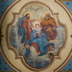 Zdjęcie nr 1: Polichromia ścian kościoła odpowiada podziałom architektonicznym wnętrza wydzielonym przez pilastry. Malowany zielony cokół w jednej czwartej wysokości ścian wyodrębniony jest pasem ornamentu geometrycznego, w nawie w jego polu znajdują się żółte prostokąty z dekoracją geometryczną, w prezbiterium malowana jasnozielona tkanina z dwoma pasami ornamentu roślinnego, medalionami z monogramami Marii i koronami oraz z motywem lilii heraldycznych i rozet. Trzony pilastrów wnętrza bladożółte z malowanymi płycinami dekorowanymi kampanulami, głowice zdobione malowanym kimationem. Na osi pilastrów, w partii fryzu, na tle niebieskich prostokątów uskrzydlone główki anielskie, pomiędzy nimi fryz wypełniony różowo-pomarańczowymi malowanymi płycinami w błękitnym obramieniu o fantazyjnym wykroju, dekorowanymi kampanulami. Belkowanie zamknięte malowanym pasem ornamentu geometrycznego. W polach pomiędzy pilastrami malowane płyciny o fantazyjnym kształcie zbliżonym do prostokąta, ujęte ramą zakończoną kartuszem, ich pola wypełnione są dekoracją geometryczną składającą się z krzyży równoramiennych w glorii i rozet wykonanych techniką patronową. Otwory okienne ujęte są malowanymi, imitującymi profilowanie obramieniami, otwory drzwiowe iluzjonistycznymi portalami z uszakami: portal w nawie zwieńczony jest kartuszem, a portal w prezbiterium zwieńczony jest szczytem zamkniętym fragmentem gzymsu w formie łuku segmentowego nadwieszonego podtrzymywanym przez spływy wolutowe. Pod chórem muzycznym malowane tablice pamiątkowe ujęte ramą, na ścianie północnej z napisem: „Ecclam hanc sub titulo Assumptionis B.V. Mariae a strenuo / milite Wierzbięta in Branice et Ruszcza Haerede pimo in / Wola juxta fines villae Stryjów a D. 1386 fundatam decimis / ex praedio Branice a colonis Stryjów, Wola, cuius sors est Grabie / Szczurów Zymbrzeg et ibidem taberna cum duobus pratis ac lacubus / Orzek et Piotrek ditatam, proper alluviem Vistulae  curatus suus / in hunc locum, qui erat pratum Gruczyn, ecclae dotale transtulit, / Hac tandem post annos 356 collapsa, quam vides, A.R.D. Jacobus Cichoński, parochus Grabiensis a.D. 1742 in loco desolatae  novam erexit. / Consecravit Illmus ac Rmus Michaël Kunicki, Sufraganeus Eppus. / Cracoviensis, Abbas Clarae Tumbae a D. 1749. / Restauravit A.R.D. Josephus Raźny, parochus Grabiensis a.D. 1907. / e colectis parochianorum.”; na ścianie południowej z napisem: „Ku Pamięci! / Dzieci Moje Najmilsze - Ja Prastara Świątynia / Polska dziękuję Wam za serdeczną troskę / o mnie. Oto dzięki Waszym ofiarom Drodzy / Rodzice i Twoim wysiłkom Kochana Młodzieży / w r. 1959 odnowiło się moje oblicze - rozjaśniały /  moje ołtarze, a w r. 1960 zabrzmiał mój nowy / organ na większą chwałę Bożą. Ja Was za to / rodzę na nowo do życia łaski. Ja Was błogosławię / na życie rodzinne. Ja Was prowadzę ku Bogu. Ja / Was także żegnam poraz ostatni, gdy przechodzicie / z tego padołu płaczu do wieczności, aby / Was znowu powitać kiedyś w niebie.”. Na ścianie zachodniej, pod chórem, nad środkowym otworem przejściowym pozostałości dawnego iluzjonistycznego portalu z kartuszem herbowym. Na stropie prezbiterium wydzielone pole o kształcie powtarzającym plan prezbiterium, wewnątrz pole w formie kwadratu o wklęsłych narożach z wpisanym polem o fantazyjnym zarysie zbliżonym do owalu ze sceną Wniebowzięcia Najświętszej Marii Panny. W narożach owalne pola z czterema istotami apokaliptycznymi. Prosta belka tęczowa w kolorze zielonym, o profilowaniach w kolorze niebieskim i różowym, z napisem: „JEZU ZMIŁUJ SIĘ NAD NAMI”. Na stropie nawy prostokątne pole wydzielone grubym bladoróżowym obramieniem z płycinami o nieregularnym kształcie wypełnionymi kratką regencyjną i rozetami alternowanymi medalionami z rozetami, naroża dekorowane są wstęgą regencyjną i akantem. Wewnątrz pole o fantazyjnym wykroju zbliżonym do owalu ze sceną Koronacji Najświętszej Marii Panny, flankowane przez dwie malowane błękitne płyciny o nieregularnym kształcie wypełnione rozetkami. W narożach, w ozdobnych kartuszach herby Pogoni Litewskiej i Orła Białego.
