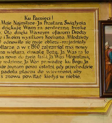Zdjęcie nr 3: Polichromia ścian kościoła odpowiada podziałom architektonicznym wnętrza wydzielonym przez pilastry. Malowany zielony cokół w jednej czwartej wysokości ścian wyodrębniony jest pasem ornamentu geometrycznego, w nawie w jego polu znajdują się żółte prostokąty z dekoracją geometryczną, w prezbiterium malowana jasnozielona tkanina z dwoma pasami ornamentu roślinnego, medalionami z monogramami Marii i koronami oraz z motywem lilii heraldycznych i rozet. Trzony pilastrów wnętrza bladożółte z malowanymi płycinami dekorowanymi kampanulami, głowice zdobione malowanym kimationem. Na osi pilastrów, w partii fryzu, na tle niebieskich prostokątów uskrzydlone główki anielskie, pomiędzy nimi fryz wypełniony różowo-pomarańczowymi malowanymi płycinami w błękitnym obramieniu o fantazyjnym wykroju, dekorowanymi kampanulami. Belkowanie zamknięte malowanym pasem ornamentu geometrycznego. W polach pomiędzy pilastrami malowane płyciny o fantazyjnym kształcie zbliżonym do prostokąta, ujęte ramą zakończoną kartuszem, ich pola wypełnione są dekoracją geometryczną składającą się z krzyży równoramiennych w glorii i rozet wykonanych techniką patronową. Otwory okienne ujęte są malowanymi, imitującymi profilowanie obramieniami, otwory drzwiowe iluzjonistycznymi portalami z uszakami: portal w nawie zwieńczony jest kartuszem, a portal w prezbiterium zwieńczony jest szczytem zamkniętym fragmentem gzymsu w formie łuku segmentowego nadwieszonego podtrzymywanym przez spływy wolutowe. Pod chórem muzycznym malowane tablice pamiątkowe ujęte ramą, na ścianie północnej z napisem: „Ecclam hanc sub titulo Assumptionis B.V. Mariae a strenuo / milite Wierzbięta in Branice et Ruszcza Haerede pimo in / Wola juxta fines villae Stryjów a D. 1386 fundatam decimis / ex praedio Branice a colonis Stryjów, Wola, cuius sors est Grabie / Szczurów Zymbrzeg et ibidem taberna cum duobus pratis ac lacubus / Orzek et Piotrek ditatam, proper alluviem Vistulae  curatus suus / in hunc locum, qui erat pratum Gruczyn, ecclae dotale transtulit, / Hac tandem post annos 356 collapsa, quam vides, A.R.D. Jacobus Cichoński, parochus Grabiensis a.D. 1742 in loco desolatae  novam erexit. / Consecravit Illmus ac Rmus Michaël Kunicki, Sufraganeus Eppus. / Cracoviensis, Abbas Clarae Tumbae a D. 1749. / Restauravit A.R.D. Josephus Raźny, parochus Grabiensis a.D. 1907. / e colectis parochianorum.”; na ścianie południowej z napisem: „Ku Pamięci! / Dzieci Moje Najmilsze - Ja Prastara Świątynia / Polska dziękuję Wam za serdeczną troskę / o mnie. Oto dzięki Waszym ofiarom Drodzy / Rodzice i Twoim wysiłkom Kochana Młodzieży / w r. 1959 odnowiło się moje oblicze - rozjaśniały /  moje ołtarze, a w r. 1960 zabrzmiał mój nowy / organ na większą chwałę Bożą. Ja Was za to / rodzę na nowo do życia łaski. Ja Was błogosławię / na życie rodzinne. Ja Was prowadzę ku Bogu. Ja / Was także żegnam poraz ostatni, gdy przechodzicie / z tego padołu płaczu do wieczności, aby / Was znowu powitać kiedyś w niebie.”. Na ścianie zachodniej, pod chórem, nad środkowym otworem przejściowym pozostałości dawnego iluzjonistycznego portalu z kartuszem herbowym. Na stropie prezbiterium wydzielone pole o kształcie powtarzającym plan prezbiterium, wewnątrz pole w formie kwadratu o wklęsłych narożach z wpisanym polem o fantazyjnym zarysie zbliżonym do owalu ze sceną Wniebowzięcia Najświętszej Marii Panny. W narożach owalne pola z czterema istotami apokaliptycznymi. Prosta belka tęczowa w kolorze zielonym, o profilowaniach w kolorze niebieskim i różowym, z napisem: „JEZU ZMIŁUJ SIĘ NAD NAMI”. Na stropie nawy prostokątne pole wydzielone grubym bladoróżowym obramieniem z płycinami o nieregularnym kształcie wypełnionymi kratką regencyjną i rozetami alternowanymi medalionami z rozetami, naroża dekorowane są wstęgą regencyjną i akantem. Wewnątrz pole o fantazyjnym wykroju zbliżonym do owalu ze sceną Koronacji Najświętszej Marii Panny, flankowane przez dwie malowane błękitne płyciny o nieregularnym kształcie wypełnione rozetkami. W narożach, w ozdobnych kartuszach herby Pogoni Litewskiej i Orła Białego.
