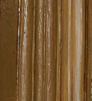 Zdjęcie nr 28: Polichromia ścian kościoła odpowiada podziałom architektonicznym wnętrza wydzielonym przez pilastry. Malowany zielony cokół w jednej czwartej wysokości ścian wyodrębniony jest pasem ornamentu geometrycznego, w nawie w jego polu znajdują się żółte prostokąty z dekoracją geometryczną, w prezbiterium malowana jasnozielona tkanina z dwoma pasami ornamentu roślinnego, medalionami z monogramami Marii i koronami oraz z motywem lilii heraldycznych i rozet. Trzony pilastrów wnętrza bladożółte z malowanymi płycinami dekorowanymi kampanulami, głowice zdobione malowanym kimationem. Na osi pilastrów, w partii fryzu, na tle niebieskich prostokątów uskrzydlone główki anielskie, pomiędzy nimi fryz wypełniony różowo-pomarańczowymi malowanymi płycinami w błękitnym obramieniu o fantazyjnym wykroju, dekorowanymi kampanulami. Belkowanie zamknięte malowanym pasem ornamentu geometrycznego. W polach pomiędzy pilastrami malowane płyciny o fantazyjnym kształcie zbliżonym do prostokąta, ujęte ramą zakończoną kartuszem, ich pola wypełnione są dekoracją geometryczną składającą się z krzyży równoramiennych w glorii i rozet wykonanych techniką patronową. Otwory okienne ujęte są malowanymi, imitującymi profilowanie obramieniami, otwory drzwiowe iluzjonistycznymi portalami z uszakami: portal w nawie zwieńczony jest kartuszem, a portal w prezbiterium zwieńczony jest szczytem zamkniętym fragmentem gzymsu w formie łuku segmentowego nadwieszonego podtrzymywanym przez spływy wolutowe. Pod chórem muzycznym malowane tablice pamiątkowe ujęte ramą, na ścianie północnej z napisem: „Ecclam hanc sub titulo Assumptionis B.V. Mariae a strenuo / milite Wierzbięta in Branice et Ruszcza Haerede pimo in / Wola juxta fines villae Stryjów a D. 1386 fundatam decimis / ex praedio Branice a colonis Stryjów, Wola, cuius sors est Grabie / Szczurów Zymbrzeg et ibidem taberna cum duobus pratis ac lacubus / Orzek et Piotrek ditatam, proper alluviem Vistulae  curatus suus / in hunc locum, qui erat pratum Gruczyn, ecclae dotale transtulit, / Hac tandem post annos 356 collapsa, quam vides, A.R.D. Jacobus Cichoński, parochus Grabiensis a.D. 1742 in loco desolatae  novam erexit. / Consecravit Illmus ac Rmus Michaël Kunicki, Sufraganeus Eppus. / Cracoviensis, Abbas Clarae Tumbae a D. 1749. / Restauravit A.R.D. Josephus Raźny, parochus Grabiensis a.D. 1907. / e colectis parochianorum.”; na ścianie południowej z napisem: „Ku Pamięci! / Dzieci Moje Najmilsze - Ja Prastara Świątynia / Polska dziękuję Wam za serdeczną troskę / o mnie. Oto dzięki Waszym ofiarom Drodzy / Rodzice i Twoim wysiłkom Kochana Młodzieży / w r. 1959 odnowiło się moje oblicze - rozjaśniały /  moje ołtarze, a w r. 1960 zabrzmiał mój nowy / organ na większą chwałę Bożą. Ja Was za to / rodzę na nowo do życia łaski. Ja Was błogosławię / na życie rodzinne. Ja Was prowadzę ku Bogu. Ja / Was także żegnam poraz ostatni, gdy przechodzicie / z tego padołu płaczu do wieczności, aby / Was znowu powitać kiedyś w niebie.”. Na ścianie zachodniej, pod chórem, nad środkowym otworem przejściowym pozostałości dawnego iluzjonistycznego portalu z kartuszem herbowym. Na stropie prezbiterium wydzielone pole o kształcie powtarzającym plan prezbiterium, wewnątrz pole w formie kwadratu o wklęsłych narożach z wpisanym polem o fantazyjnym zarysie zbliżonym do owalu ze sceną Wniebowzięcia Najświętszej Marii Panny. W narożach owalne pola z czterema istotami apokaliptycznymi. Prosta belka tęczowa w kolorze zielonym, o profilowaniach w kolorze niebieskim i różowym, z napisem: „JEZU ZMIŁUJ SIĘ NAD NAMI”. Na stropie nawy prostokątne pole wydzielone grubym bladoróżowym obramieniem z płycinami o nieregularnym kształcie wypełnionymi kratką regencyjną i rozetami alternowanymi medalionami z rozetami, naroża dekorowane są wstęgą regencyjną i akantem. Wewnątrz pole o fantazyjnym wykroju zbliżonym do owalu ze sceną Koronacji Najświętszej Marii Panny, flankowane przez dwie malowane błękitne płyciny o nieregularnym kształcie wypełnione rozetkami. W narożach, w ozdobnych kartuszach herby Pogoni Litewskiej i Orła Białego.
