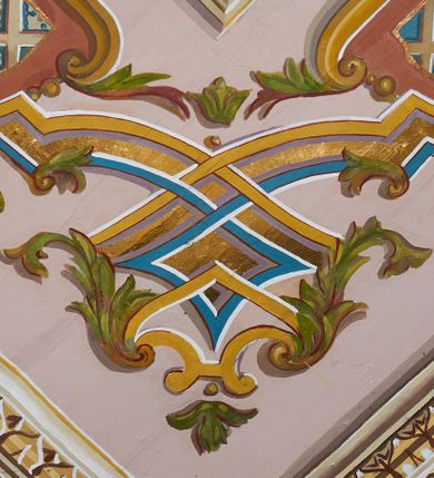 Zdjęcie nr 31: Polichromia ścian kościoła odpowiada podziałom architektonicznym wnętrza wydzielonym przez pilastry. Malowany zielony cokół w jednej czwartej wysokości ścian wyodrębniony jest pasem ornamentu geometrycznego, w nawie w jego polu znajdują się żółte prostokąty z dekoracją geometryczną, w prezbiterium malowana jasnozielona tkanina z dwoma pasami ornamentu roślinnego, medalionami z monogramami Marii i koronami oraz z motywem lilii heraldycznych i rozet. Trzony pilastrów wnętrza bladożółte z malowanymi płycinami dekorowanymi kampanulami, głowice zdobione malowanym kimationem. Na osi pilastrów, w partii fryzu, na tle niebieskich prostokątów uskrzydlone główki anielskie, pomiędzy nimi fryz wypełniony różowo-pomarańczowymi malowanymi płycinami w błękitnym obramieniu o fantazyjnym wykroju, dekorowanymi kampanulami. Belkowanie zamknięte malowanym pasem ornamentu geometrycznego. W polach pomiędzy pilastrami malowane płyciny o fantazyjnym kształcie zbliżonym do prostokąta, ujęte ramą zakończoną kartuszem, ich pola wypełnione są dekoracją geometryczną składającą się z krzyży równoramiennych w glorii i rozet wykonanych techniką patronową. Otwory okienne ujęte są malowanymi, imitującymi profilowanie obramieniami, otwory drzwiowe iluzjonistycznymi portalami z uszakami: portal w nawie zwieńczony jest kartuszem, a portal w prezbiterium zwieńczony jest szczytem zamkniętym fragmentem gzymsu w formie łuku segmentowego nadwieszonego podtrzymywanym przez spływy wolutowe. Pod chórem muzycznym malowane tablice pamiątkowe ujęte ramą, na ścianie północnej z napisem: „Ecclam hanc sub titulo Assumptionis B.V. Mariae a strenuo / milite Wierzbięta in Branice et Ruszcza Haerede pimo in / Wola juxta fines villae Stryjów a D. 1386 fundatam decimis / ex praedio Branice a colonis Stryjów, Wola, cuius sors est Grabie / Szczurów Zymbrzeg et ibidem taberna cum duobus pratis ac lacubus / Orzek et Piotrek ditatam, proper alluviem Vistulae  curatus suus / in hunc locum, qui erat pratum Gruczyn, ecclae dotale transtulit, / Hac tandem post annos 356 collapsa, quam vides, A.R.D. Jacobus Cichoński, parochus Grabiensis a.D. 1742 in loco desolatae  novam erexit. / Consecravit Illmus ac Rmus Michaël Kunicki, Sufraganeus Eppus. / Cracoviensis, Abbas Clarae Tumbae a D. 1749. / Restauravit A.R.D. Josephus Raźny, parochus Grabiensis a.D. 1907. / e colectis parochianorum.”; na ścianie południowej z napisem: „Ku Pamięci! / Dzieci Moje Najmilsze - Ja Prastara Świątynia / Polska dziękuję Wam za serdeczną troskę / o mnie. Oto dzięki Waszym ofiarom Drodzy / Rodzice i Twoim wysiłkom Kochana Młodzieży / w r. 1959 odnowiło się moje oblicze - rozjaśniały /  moje ołtarze, a w r. 1960 zabrzmiał mój nowy / organ na większą chwałę Bożą. Ja Was za to / rodzę na nowo do życia łaski. Ja Was błogosławię / na życie rodzinne. Ja Was prowadzę ku Bogu. Ja / Was także żegnam poraz ostatni, gdy przechodzicie / z tego padołu płaczu do wieczności, aby / Was znowu powitać kiedyś w niebie.”. Na ścianie zachodniej, pod chórem, nad środkowym otworem przejściowym pozostałości dawnego iluzjonistycznego portalu z kartuszem herbowym. Na stropie prezbiterium wydzielone pole o kształcie powtarzającym plan prezbiterium, wewnątrz pole w formie kwadratu o wklęsłych narożach z wpisanym polem o fantazyjnym zarysie zbliżonym do owalu ze sceną Wniebowzięcia Najświętszej Marii Panny. W narożach owalne pola z czterema istotami apokaliptycznymi. Prosta belka tęczowa w kolorze zielonym, o profilowaniach w kolorze niebieskim i różowym, z napisem: „JEZU ZMIŁUJ SIĘ NAD NAMI”. Na stropie nawy prostokątne pole wydzielone grubym bladoróżowym obramieniem z płycinami o nieregularnym kształcie wypełnionymi kratką regencyjną i rozetami alternowanymi medalionami z rozetami, naroża dekorowane są wstęgą regencyjną i akantem. Wewnątrz pole o fantazyjnym wykroju zbliżonym do owalu ze sceną Koronacji Najświętszej Marii Panny, flankowane przez dwie malowane błękitne płyciny o nieregularnym kształcie wypełnione rozetkami. W narożach, w ozdobnych kartuszach herby Pogoni Litewskiej i Orła Białego.
