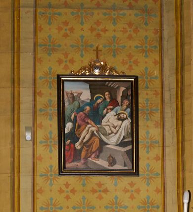 Zdjęcie nr 46: Polichromia ścian kościoła odpowiada podziałom architektonicznym wnętrza wydzielonym przez pilastry. Malowany zielony cokół w jednej czwartej wysokości ścian wyodrębniony jest pasem ornamentu geometrycznego, w nawie w jego polu znajdują się żółte prostokąty z dekoracją geometryczną, w prezbiterium malowana jasnozielona tkanina z dwoma pasami ornamentu roślinnego, medalionami z monogramami Marii i koronami oraz z motywem lilii heraldycznych i rozet. Trzony pilastrów wnętrza bladożółte z malowanymi płycinami dekorowanymi kampanulami, głowice zdobione malowanym kimationem. Na osi pilastrów, w partii fryzu, na tle niebieskich prostokątów uskrzydlone główki anielskie, pomiędzy nimi fryz wypełniony różowo-pomarańczowymi malowanymi płycinami w błękitnym obramieniu o fantazyjnym wykroju, dekorowanymi kampanulami. Belkowanie zamknięte malowanym pasem ornamentu geometrycznego. W polach pomiędzy pilastrami malowane płyciny o fantazyjnym kształcie zbliżonym do prostokąta, ujęte ramą zakończoną kartuszem, ich pola wypełnione są dekoracją geometryczną składającą się z krzyży równoramiennych w glorii i rozet wykonanych techniką patronową. Otwory okienne ujęte są malowanymi, imitującymi profilowanie obramieniami, otwory drzwiowe iluzjonistycznymi portalami z uszakami: portal w nawie zwieńczony jest kartuszem, a portal w prezbiterium zwieńczony jest szczytem zamkniętym fragmentem gzymsu w formie łuku segmentowego nadwieszonego podtrzymywanym przez spływy wolutowe. Pod chórem muzycznym malowane tablice pamiątkowe ujęte ramą, na ścianie północnej z napisem: „Ecclam hanc sub titulo Assumptionis B.V. Mariae a strenuo / milite Wierzbięta in Branice et Ruszcza Haerede pimo in / Wola juxta fines villae Stryjów a D. 1386 fundatam decimis / ex praedio Branice a colonis Stryjów, Wola, cuius sors est Grabie / Szczurów Zymbrzeg et ibidem taberna cum duobus pratis ac lacubus / Orzek et Piotrek ditatam, proper alluviem Vistulae  curatus suus / in hunc locum, qui erat pratum Gruczyn, ecclae dotale transtulit, / Hac tandem post annos 356 collapsa, quam vides, A.R.D. Jacobus Cichoński, parochus Grabiensis a.D. 1742 in loco desolatae  novam erexit. / Consecravit Illmus ac Rmus Michaël Kunicki, Sufraganeus Eppus. / Cracoviensis, Abbas Clarae Tumbae a D. 1749. / Restauravit A.R.D. Josephus Raźny, parochus Grabiensis a.D. 1907. / e colectis parochianorum.”; na ścianie południowej z napisem: „Ku Pamięci! / Dzieci Moje Najmilsze - Ja Prastara Świątynia / Polska dziękuję Wam za serdeczną troskę / o mnie. Oto dzięki Waszym ofiarom Drodzy / Rodzice i Twoim wysiłkom Kochana Młodzieży / w r. 1959 odnowiło się moje oblicze - rozjaśniały /  moje ołtarze, a w r. 1960 zabrzmiał mój nowy / organ na większą chwałę Bożą. Ja Was za to / rodzę na nowo do życia łaski. Ja Was błogosławię / na życie rodzinne. Ja Was prowadzę ku Bogu. Ja / Was także żegnam poraz ostatni, gdy przechodzicie / z tego padołu płaczu do wieczności, aby / Was znowu powitać kiedyś w niebie.”. Na ścianie zachodniej, pod chórem, nad środkowym otworem przejściowym pozostałości dawnego iluzjonistycznego portalu z kartuszem herbowym. Na stropie prezbiterium wydzielone pole o kształcie powtarzającym plan prezbiterium, wewnątrz pole w formie kwadratu o wklęsłych narożach z wpisanym polem o fantazyjnym zarysie zbliżonym do owalu ze sceną Wniebowzięcia Najświętszej Marii Panny. W narożach owalne pola z czterema istotami apokaliptycznymi. Prosta belka tęczowa w kolorze zielonym, o profilowaniach w kolorze niebieskim i różowym, z napisem: „JEZU ZMIŁUJ SIĘ NAD NAMI”. Na stropie nawy prostokątne pole wydzielone grubym bladoróżowym obramieniem z płycinami o nieregularnym kształcie wypełnionymi kratką regencyjną i rozetami alternowanymi medalionami z rozetami, naroża dekorowane są wstęgą regencyjną i akantem. Wewnątrz pole o fantazyjnym wykroju zbliżonym do owalu ze sceną Koronacji Najświętszej Marii Panny, flankowane przez dwie malowane błękitne płyciny o nieregularnym kształcie wypełnione rozetkami. W narożach, w ozdobnych kartuszach herby Pogoni Litewskiej i Orła Białego.
