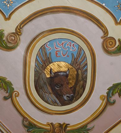 Zdjęcie nr 39: Polichromia ścian kościoła odpowiada podziałom architektonicznym wnętrza wydzielonym przez pilastry. Malowany zielony cokół w jednej czwartej wysokości ścian wyodrębniony jest pasem ornamentu geometrycznego, w nawie w jego polu znajdują się żółte prostokąty z dekoracją geometryczną, w prezbiterium malowana jasnozielona tkanina z dwoma pasami ornamentu roślinnego, medalionami z monogramami Marii i koronami oraz z motywem lilii heraldycznych i rozet. Trzony pilastrów wnętrza bladożółte z malowanymi płycinami dekorowanymi kampanulami, głowice zdobione malowanym kimationem. Na osi pilastrów, w partii fryzu, na tle niebieskich prostokątów uskrzydlone główki anielskie, pomiędzy nimi fryz wypełniony różowo-pomarańczowymi malowanymi płycinami w błękitnym obramieniu o fantazyjnym wykroju, dekorowanymi kampanulami. Belkowanie zamknięte malowanym pasem ornamentu geometrycznego. W polach pomiędzy pilastrami malowane płyciny o fantazyjnym kształcie zbliżonym do prostokąta, ujęte ramą zakończoną kartuszem, ich pola wypełnione są dekoracją geometryczną składającą się z krzyży równoramiennych w glorii i rozet wykonanych techniką patronową. Otwory okienne ujęte są malowanymi, imitującymi profilowanie obramieniami, otwory drzwiowe iluzjonistycznymi portalami z uszakami: portal w nawie zwieńczony jest kartuszem, a portal w prezbiterium zwieńczony jest szczytem zamkniętym fragmentem gzymsu w formie łuku segmentowego nadwieszonego podtrzymywanym przez spływy wolutowe. Pod chórem muzycznym malowane tablice pamiątkowe ujęte ramą, na ścianie północnej z napisem: „Ecclam hanc sub titulo Assumptionis B.V. Mariae a strenuo / milite Wierzbięta in Branice et Ruszcza Haerede pimo in / Wola juxta fines villae Stryjów a D. 1386 fundatam decimis / ex praedio Branice a colonis Stryjów, Wola, cuius sors est Grabie / Szczurów Zymbrzeg et ibidem taberna cum duobus pratis ac lacubus / Orzek et Piotrek ditatam, proper alluviem Vistulae  curatus suus / in hunc locum, qui erat pratum Gruczyn, ecclae dotale transtulit, / Hac tandem post annos 356 collapsa, quam vides, A.R.D. Jacobus Cichoński, parochus Grabiensis a.D. 1742 in loco desolatae  novam erexit. / Consecravit Illmus ac Rmus Michaël Kunicki, Sufraganeus Eppus. / Cracoviensis, Abbas Clarae Tumbae a D. 1749. / Restauravit A.R.D. Josephus Raźny, parochus Grabiensis a.D. 1907. / e colectis parochianorum.”; na ścianie południowej z napisem: „Ku Pamięci! / Dzieci Moje Najmilsze - Ja Prastara Świątynia / Polska dziękuję Wam za serdeczną troskę / o mnie. Oto dzięki Waszym ofiarom Drodzy / Rodzice i Twoim wysiłkom Kochana Młodzieży / w r. 1959 odnowiło się moje oblicze - rozjaśniały /  moje ołtarze, a w r. 1960 zabrzmiał mój nowy / organ na większą chwałę Bożą. Ja Was za to / rodzę na nowo do życia łaski. Ja Was błogosławię / na życie rodzinne. Ja Was prowadzę ku Bogu. Ja / Was także żegnam poraz ostatni, gdy przechodzicie / z tego padołu płaczu do wieczności, aby / Was znowu powitać kiedyś w niebie.”. Na ścianie zachodniej, pod chórem, nad środkowym otworem przejściowym pozostałości dawnego iluzjonistycznego portalu z kartuszem herbowym. Na stropie prezbiterium wydzielone pole o kształcie powtarzającym plan prezbiterium, wewnątrz pole w formie kwadratu o wklęsłych narożach z wpisanym polem o fantazyjnym zarysie zbliżonym do owalu ze sceną Wniebowzięcia Najświętszej Marii Panny. W narożach owalne pola z czterema istotami apokaliptycznymi. Prosta belka tęczowa w kolorze zielonym, o profilowaniach w kolorze niebieskim i różowym, z napisem: „JEZU ZMIŁUJ SIĘ NAD NAMI”. Na stropie nawy prostokątne pole wydzielone grubym bladoróżowym obramieniem z płycinami o nieregularnym kształcie wypełnionymi kratką regencyjną i rozetami alternowanymi medalionami z rozetami, naroża dekorowane są wstęgą regencyjną i akantem. Wewnątrz pole o fantazyjnym wykroju zbliżonym do owalu ze sceną Koronacji Najświętszej Marii Panny, flankowane przez dwie malowane błękitne płyciny o nieregularnym kształcie wypełnione rozetkami. W narożach, w ozdobnych kartuszach herby Pogoni Litewskiej i Orła Białego.
