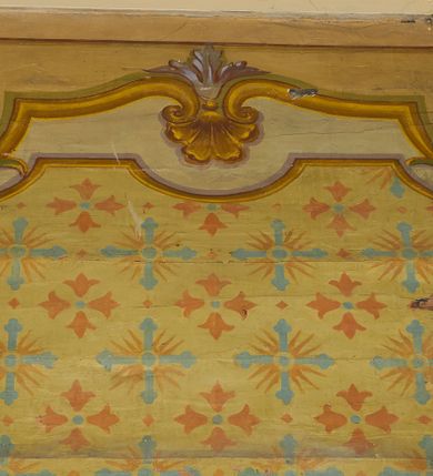 Zdjęcie nr 44: Polichromia ścian kościoła odpowiada podziałom architektonicznym wnętrza wydzielonym przez pilastry. Malowany zielony cokół w jednej czwartej wysokości ścian wyodrębniony jest pasem ornamentu geometrycznego, w nawie w jego polu znajdują się żółte prostokąty z dekoracją geometryczną, w prezbiterium malowana jasnozielona tkanina z dwoma pasami ornamentu roślinnego, medalionami z monogramami Marii i koronami oraz z motywem lilii heraldycznych i rozet. Trzony pilastrów wnętrza bladożółte z malowanymi płycinami dekorowanymi kampanulami, głowice zdobione malowanym kimationem. Na osi pilastrów, w partii fryzu, na tle niebieskich prostokątów uskrzydlone główki anielskie, pomiędzy nimi fryz wypełniony różowo-pomarańczowymi malowanymi płycinami w błękitnym obramieniu o fantazyjnym wykroju, dekorowanymi kampanulami. Belkowanie zamknięte malowanym pasem ornamentu geometrycznego. W polach pomiędzy pilastrami malowane płyciny o fantazyjnym kształcie zbliżonym do prostokąta, ujęte ramą zakończoną kartuszem, ich pola wypełnione są dekoracją geometryczną składającą się z krzyży równoramiennych w glorii i rozet wykonanych techniką patronową. Otwory okienne ujęte są malowanymi, imitującymi profilowanie obramieniami, otwory drzwiowe iluzjonistycznymi portalami z uszakami: portal w nawie zwieńczony jest kartuszem, a portal w prezbiterium zwieńczony jest szczytem zamkniętym fragmentem gzymsu w formie łuku segmentowego nadwieszonego podtrzymywanym przez spływy wolutowe. Pod chórem muzycznym malowane tablice pamiątkowe ujęte ramą, na ścianie północnej z napisem: „Ecclam hanc sub titulo Assumptionis B.V. Mariae a strenuo / milite Wierzbięta in Branice et Ruszcza Haerede pimo in / Wola juxta fines villae Stryjów a D. 1386 fundatam decimis / ex praedio Branice a colonis Stryjów, Wola, cuius sors est Grabie / Szczurów Zymbrzeg et ibidem taberna cum duobus pratis ac lacubus / Orzek et Piotrek ditatam, proper alluviem Vistulae  curatus suus / in hunc locum, qui erat pratum Gruczyn, ecclae dotale transtulit, / Hac tandem post annos 356 collapsa, quam vides, A.R.D. Jacobus Cichoński, parochus Grabiensis a.D. 1742 in loco desolatae  novam erexit. / Consecravit Illmus ac Rmus Michaël Kunicki, Sufraganeus Eppus. / Cracoviensis, Abbas Clarae Tumbae a D. 1749. / Restauravit A.R.D. Josephus Raźny, parochus Grabiensis a.D. 1907. / e colectis parochianorum.”; na ścianie południowej z napisem: „Ku Pamięci! / Dzieci Moje Najmilsze - Ja Prastara Świątynia / Polska dziękuję Wam za serdeczną troskę / o mnie. Oto dzięki Waszym ofiarom Drodzy / Rodzice i Twoim wysiłkom Kochana Młodzieży / w r. 1959 odnowiło się moje oblicze - rozjaśniały /  moje ołtarze, a w r. 1960 zabrzmiał mój nowy / organ na większą chwałę Bożą. Ja Was za to / rodzę na nowo do życia łaski. Ja Was błogosławię / na życie rodzinne. Ja Was prowadzę ku Bogu. Ja / Was także żegnam poraz ostatni, gdy przechodzicie / z tego padołu płaczu do wieczności, aby / Was znowu powitać kiedyś w niebie.”. Na ścianie zachodniej, pod chórem, nad środkowym otworem przejściowym pozostałości dawnego iluzjonistycznego portalu z kartuszem herbowym. Na stropie prezbiterium wydzielone pole o kształcie powtarzającym plan prezbiterium, wewnątrz pole w formie kwadratu o wklęsłych narożach z wpisanym polem o fantazyjnym zarysie zbliżonym do owalu ze sceną Wniebowzięcia Najświętszej Marii Panny. W narożach owalne pola z czterema istotami apokaliptycznymi. Prosta belka tęczowa w kolorze zielonym, o profilowaniach w kolorze niebieskim i różowym, z napisem: „JEZU ZMIŁUJ SIĘ NAD NAMI”. Na stropie nawy prostokątne pole wydzielone grubym bladoróżowym obramieniem z płycinami o nieregularnym kształcie wypełnionymi kratką regencyjną i rozetami alternowanymi medalionami z rozetami, naroża dekorowane są wstęgą regencyjną i akantem. Wewnątrz pole o fantazyjnym wykroju zbliżonym do owalu ze sceną Koronacji Najświętszej Marii Panny, flankowane przez dwie malowane błękitne płyciny o nieregularnym kształcie wypełnione rozetkami. W narożach, w ozdobnych kartuszach herby Pogoni Litewskiej i Orła Białego.
