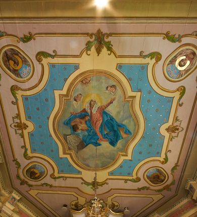 Zdjęcie nr 35: Polichromia ścian kościoła odpowiada podziałom architektonicznym wnętrza wydzielonym przez pilastry. Malowany zielony cokół w jednej czwartej wysokości ścian wyodrębniony jest pasem ornamentu geometrycznego, w nawie w jego polu znajdują się żółte prostokąty z dekoracją geometryczną, w prezbiterium malowana jasnozielona tkanina z dwoma pasami ornamentu roślinnego, medalionami z monogramami Marii i koronami oraz z motywem lilii heraldycznych i rozet. Trzony pilastrów wnętrza bladożółte z malowanymi płycinami dekorowanymi kampanulami, głowice zdobione malowanym kimationem. Na osi pilastrów, w partii fryzu, na tle niebieskich prostokątów uskrzydlone główki anielskie, pomiędzy nimi fryz wypełniony różowo-pomarańczowymi malowanymi płycinami w błękitnym obramieniu o fantazyjnym wykroju, dekorowanymi kampanulami. Belkowanie zamknięte malowanym pasem ornamentu geometrycznego. W polach pomiędzy pilastrami malowane płyciny o fantazyjnym kształcie zbliżonym do prostokąta, ujęte ramą zakończoną kartuszem, ich pola wypełnione są dekoracją geometryczną składającą się z krzyży równoramiennych w glorii i rozet wykonanych techniką patronową. Otwory okienne ujęte są malowanymi, imitującymi profilowanie obramieniami, otwory drzwiowe iluzjonistycznymi portalami z uszakami: portal w nawie zwieńczony jest kartuszem, a portal w prezbiterium zwieńczony jest szczytem zamkniętym fragmentem gzymsu w formie łuku segmentowego nadwieszonego podtrzymywanym przez spływy wolutowe. Pod chórem muzycznym malowane tablice pamiątkowe ujęte ramą, na ścianie północnej z napisem: „Ecclam hanc sub titulo Assumptionis B.V. Mariae a strenuo / milite Wierzbięta in Branice et Ruszcza Haerede pimo in / Wola juxta fines villae Stryjów a D. 1386 fundatam decimis / ex praedio Branice a colonis Stryjów, Wola, cuius sors est Grabie / Szczurów Zymbrzeg et ibidem taberna cum duobus pratis ac lacubus / Orzek et Piotrek ditatam, proper alluviem Vistulae  curatus suus / in hunc locum, qui erat pratum Gruczyn, ecclae dotale transtulit, / Hac tandem post annos 356 collapsa, quam vides, A.R.D. Jacobus Cichoński, parochus Grabiensis a.D. 1742 in loco desolatae  novam erexit. / Consecravit Illmus ac Rmus Michaël Kunicki, Sufraganeus Eppus. / Cracoviensis, Abbas Clarae Tumbae a D. 1749. / Restauravit A.R.D. Josephus Raźny, parochus Grabiensis a.D. 1907. / e colectis parochianorum.”; na ścianie południowej z napisem: „Ku Pamięci! / Dzieci Moje Najmilsze - Ja Prastara Świątynia / Polska dziękuję Wam za serdeczną troskę / o mnie. Oto dzięki Waszym ofiarom Drodzy / Rodzice i Twoim wysiłkom Kochana Młodzieży / w r. 1959 odnowiło się moje oblicze - rozjaśniały /  moje ołtarze, a w r. 1960 zabrzmiał mój nowy / organ na większą chwałę Bożą. Ja Was za to / rodzę na nowo do życia łaski. Ja Was błogosławię / na życie rodzinne. Ja Was prowadzę ku Bogu. Ja / Was także żegnam poraz ostatni, gdy przechodzicie / z tego padołu płaczu do wieczności, aby / Was znowu powitać kiedyś w niebie.”. Na ścianie zachodniej, pod chórem, nad środkowym otworem przejściowym pozostałości dawnego iluzjonistycznego portalu z kartuszem herbowym. Na stropie prezbiterium wydzielone pole o kształcie powtarzającym plan prezbiterium, wewnątrz pole w formie kwadratu o wklęsłych narożach z wpisanym polem o fantazyjnym zarysie zbliżonym do owalu ze sceną Wniebowzięcia Najświętszej Marii Panny. W narożach owalne pola z czterema istotami apokaliptycznymi. Prosta belka tęczowa w kolorze zielonym, o profilowaniach w kolorze niebieskim i różowym, z napisem: „JEZU ZMIŁUJ SIĘ NAD NAMI”. Na stropie nawy prostokątne pole wydzielone grubym bladoróżowym obramieniem z płycinami o nieregularnym kształcie wypełnionymi kratką regencyjną i rozetami alternowanymi medalionami z rozetami, naroża dekorowane są wstęgą regencyjną i akantem. Wewnątrz pole o fantazyjnym wykroju zbliżonym do owalu ze sceną Koronacji Najświętszej Marii Panny, flankowane przez dwie malowane błękitne płyciny o nieregularnym kształcie wypełnione rozetkami. W narożach, w ozdobnych kartuszach herby Pogoni Litewskiej i Orła Białego.
