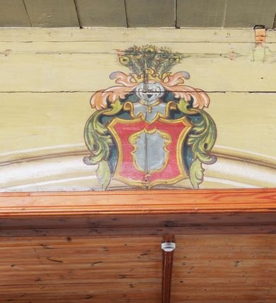 Zdjęcie nr 4: Polichromia ścian kościoła odpowiada podziałom architektonicznym wnętrza wydzielonym przez pilastry. Malowany zielony cokół w jednej czwartej wysokości ścian wyodrębniony jest pasem ornamentu geometrycznego, w nawie w jego polu znajdują się żółte prostokąty z dekoracją geometryczną, w prezbiterium malowana jasnozielona tkanina z dwoma pasami ornamentu roślinnego, medalionami z monogramami Marii i koronami oraz z motywem lilii heraldycznych i rozet. Trzony pilastrów wnętrza bladożółte z malowanymi płycinami dekorowanymi kampanulami, głowice zdobione malowanym kimationem. Na osi pilastrów, w partii fryzu, na tle niebieskich prostokątów uskrzydlone główki anielskie, pomiędzy nimi fryz wypełniony różowo-pomarańczowymi malowanymi płycinami w błękitnym obramieniu o fantazyjnym wykroju, dekorowanymi kampanulami. Belkowanie zamknięte malowanym pasem ornamentu geometrycznego. W polach pomiędzy pilastrami malowane płyciny o fantazyjnym kształcie zbliżonym do prostokąta, ujęte ramą zakończoną kartuszem, ich pola wypełnione są dekoracją geometryczną składającą się z krzyży równoramiennych w glorii i rozet wykonanych techniką patronową. Otwory okienne ujęte są malowanymi, imitującymi profilowanie obramieniami, otwory drzwiowe iluzjonistycznymi portalami z uszakami: portal w nawie zwieńczony jest kartuszem, a portal w prezbiterium zwieńczony jest szczytem zamkniętym fragmentem gzymsu w formie łuku segmentowego nadwieszonego podtrzymywanym przez spływy wolutowe. Pod chórem muzycznym malowane tablice pamiątkowe ujęte ramą, na ścianie północnej z napisem: „Ecclam hanc sub titulo Assumptionis B.V. Mariae a strenuo / milite Wierzbięta in Branice et Ruszcza Haerede pimo in / Wola juxta fines villae Stryjów a D. 1386 fundatam decimis / ex praedio Branice a colonis Stryjów, Wola, cuius sors est Grabie / Szczurów Zymbrzeg et ibidem taberna cum duobus pratis ac lacubus / Orzek et Piotrek ditatam, proper alluviem Vistulae  curatus suus / in hunc locum, qui erat pratum Gruczyn, ecclae dotale transtulit, / Hac tandem post annos 356 collapsa, quam vides, A.R.D. Jacobus Cichoński, parochus Grabiensis a.D. 1742 in loco desolatae  novam erexit. / Consecravit Illmus ac Rmus Michaël Kunicki, Sufraganeus Eppus. / Cracoviensis, Abbas Clarae Tumbae a D. 1749. / Restauravit A.R.D. Josephus Raźny, parochus Grabiensis a.D. 1907. / e colectis parochianorum.”; na ścianie południowej z napisem: „Ku Pamięci! / Dzieci Moje Najmilsze - Ja Prastara Świątynia / Polska dziękuję Wam za serdeczną troskę / o mnie. Oto dzięki Waszym ofiarom Drodzy / Rodzice i Twoim wysiłkom Kochana Młodzieży / w r. 1959 odnowiło się moje oblicze - rozjaśniały /  moje ołtarze, a w r. 1960 zabrzmiał mój nowy / organ na większą chwałę Bożą. Ja Was za to / rodzę na nowo do życia łaski. Ja Was błogosławię / na życie rodzinne. Ja Was prowadzę ku Bogu. Ja / Was także żegnam poraz ostatni, gdy przechodzicie / z tego padołu płaczu do wieczności, aby / Was znowu powitać kiedyś w niebie.”. Na ścianie zachodniej, pod chórem, nad środkowym otworem przejściowym pozostałości dawnego iluzjonistycznego portalu z kartuszem herbowym. Na stropie prezbiterium wydzielone pole o kształcie powtarzającym plan prezbiterium, wewnątrz pole w formie kwadratu o wklęsłych narożach z wpisanym polem o fantazyjnym zarysie zbliżonym do owalu ze sceną Wniebowzięcia Najświętszej Marii Panny. W narożach owalne pola z czterema istotami apokaliptycznymi. Prosta belka tęczowa w kolorze zielonym, o profilowaniach w kolorze niebieskim i różowym, z napisem: „JEZU ZMIŁUJ SIĘ NAD NAMI”. Na stropie nawy prostokątne pole wydzielone grubym bladoróżowym obramieniem z płycinami o nieregularnym kształcie wypełnionymi kratką regencyjną i rozetami alternowanymi medalionami z rozetami, naroża dekorowane są wstęgą regencyjną i akantem. Wewnątrz pole o fantazyjnym wykroju zbliżonym do owalu ze sceną Koronacji Najświętszej Marii Panny, flankowane przez dwie malowane błękitne płyciny o nieregularnym kształcie wypełnione rozetkami. W narożach, w ozdobnych kartuszach herby Pogoni Litewskiej i Orła Białego.
