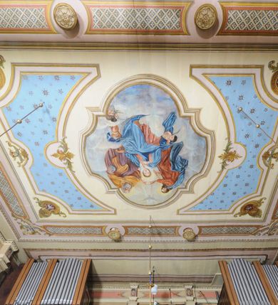 Zdjęcie nr 33: Polichromia ścian kościoła odpowiada podziałom architektonicznym wnętrza wydzielonym przez pilastry. Malowany zielony cokół w jednej czwartej wysokości ścian wyodrębniony jest pasem ornamentu geometrycznego, w nawie w jego polu znajdują się żółte prostokąty z dekoracją geometryczną, w prezbiterium malowana jasnozielona tkanina z dwoma pasami ornamentu roślinnego, medalionami z monogramami Marii i koronami oraz z motywem lilii heraldycznych i rozet. Trzony pilastrów wnętrza bladożółte z malowanymi płycinami dekorowanymi kampanulami, głowice zdobione malowanym kimationem. Na osi pilastrów, w partii fryzu, na tle niebieskich prostokątów uskrzydlone główki anielskie, pomiędzy nimi fryz wypełniony różowo-pomarańczowymi malowanymi płycinami w błękitnym obramieniu o fantazyjnym wykroju, dekorowanymi kampanulami. Belkowanie zamknięte malowanym pasem ornamentu geometrycznego. W polach pomiędzy pilastrami malowane płyciny o fantazyjnym kształcie zbliżonym do prostokąta, ujęte ramą zakończoną kartuszem, ich pola wypełnione są dekoracją geometryczną składającą się z krzyży równoramiennych w glorii i rozet wykonanych techniką patronową. Otwory okienne ujęte są malowanymi, imitującymi profilowanie obramieniami, otwory drzwiowe iluzjonistycznymi portalami z uszakami: portal w nawie zwieńczony jest kartuszem, a portal w prezbiterium zwieńczony jest szczytem zamkniętym fragmentem gzymsu w formie łuku segmentowego nadwieszonego podtrzymywanym przez spływy wolutowe. Pod chórem muzycznym malowane tablice pamiątkowe ujęte ramą, na ścianie północnej z napisem: „Ecclam hanc sub titulo Assumptionis B.V. Mariae a strenuo / milite Wierzbięta in Branice et Ruszcza Haerede pimo in / Wola juxta fines villae Stryjów a D. 1386 fundatam decimis / ex praedio Branice a colonis Stryjów, Wola, cuius sors est Grabie / Szczurów Zymbrzeg et ibidem taberna cum duobus pratis ac lacubus / Orzek et Piotrek ditatam, proper alluviem Vistulae  curatus suus / in hunc locum, qui erat pratum Gruczyn, ecclae dotale transtulit, / Hac tandem post annos 356 collapsa, quam vides, A.R.D. Jacobus Cichoński, parochus Grabiensis a.D. 1742 in loco desolatae  novam erexit. / Consecravit Illmus ac Rmus Michaël Kunicki, Sufraganeus Eppus. / Cracoviensis, Abbas Clarae Tumbae a D. 1749. / Restauravit A.R.D. Josephus Raźny, parochus Grabiensis a.D. 1907. / e colectis parochianorum.”; na ścianie południowej z napisem: „Ku Pamięci! / Dzieci Moje Najmilsze - Ja Prastara Świątynia / Polska dziękuję Wam za serdeczną troskę / o mnie. Oto dzięki Waszym ofiarom Drodzy / Rodzice i Twoim wysiłkom Kochana Młodzieży / w r. 1959 odnowiło się moje oblicze - rozjaśniały /  moje ołtarze, a w r. 1960 zabrzmiał mój nowy / organ na większą chwałę Bożą. Ja Was za to / rodzę na nowo do życia łaski. Ja Was błogosławię / na życie rodzinne. Ja Was prowadzę ku Bogu. Ja / Was także żegnam poraz ostatni, gdy przechodzicie / z tego padołu płaczu do wieczności, aby / Was znowu powitać kiedyś w niebie.”. Na ścianie zachodniej, pod chórem, nad środkowym otworem przejściowym pozostałości dawnego iluzjonistycznego portalu z kartuszem herbowym. Na stropie prezbiterium wydzielone pole o kształcie powtarzającym plan prezbiterium, wewnątrz pole w formie kwadratu o wklęsłych narożach z wpisanym polem o fantazyjnym zarysie zbliżonym do owalu ze sceną Wniebowzięcia Najświętszej Marii Panny. W narożach owalne pola z czterema istotami apokaliptycznymi. Prosta belka tęczowa w kolorze zielonym, o profilowaniach w kolorze niebieskim i różowym, z napisem: „JEZU ZMIŁUJ SIĘ NAD NAMI”. Na stropie nawy prostokątne pole wydzielone grubym bladoróżowym obramieniem z płycinami o nieregularnym kształcie wypełnionymi kratką regencyjną i rozetami alternowanymi medalionami z rozetami, naroża dekorowane są wstęgą regencyjną i akantem. Wewnątrz pole o fantazyjnym wykroju zbliżonym do owalu ze sceną Koronacji Najświętszej Marii Panny, flankowane przez dwie malowane błękitne płyciny o nieregularnym kształcie wypełnione rozetkami. W narożach, w ozdobnych kartuszach herby Pogoni Litewskiej i Orła Białego.
