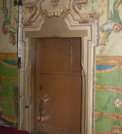 Zdjęcie nr 11: Polichromia ścian kościoła odpowiada podziałom architektonicznym wnętrza wydzielonym przez pilastry. Malowany zielony cokół w jednej czwartej wysokości ścian wyodrębniony jest pasem ornamentu geometrycznego, w nawie w jego polu znajdują się żółte prostokąty z dekoracją geometryczną, w prezbiterium malowana jasnozielona tkanina z dwoma pasami ornamentu roślinnego, medalionami z monogramami Marii i koronami oraz z motywem lilii heraldycznych i rozet. Trzony pilastrów wnętrza bladożółte z malowanymi płycinami dekorowanymi kampanulami, głowice zdobione malowanym kimationem. Na osi pilastrów, w partii fryzu, na tle niebieskich prostokątów uskrzydlone główki anielskie, pomiędzy nimi fryz wypełniony różowo-pomarańczowymi malowanymi płycinami w błękitnym obramieniu o fantazyjnym wykroju, dekorowanymi kampanulami. Belkowanie zamknięte malowanym pasem ornamentu geometrycznego. W polach pomiędzy pilastrami malowane płyciny o fantazyjnym kształcie zbliżonym do prostokąta, ujęte ramą zakończoną kartuszem, ich pola wypełnione są dekoracją geometryczną składającą się z krzyży równoramiennych w glorii i rozet wykonanych techniką patronową. Otwory okienne ujęte są malowanymi, imitującymi profilowanie obramieniami, otwory drzwiowe iluzjonistycznymi portalami z uszakami: portal w nawie zwieńczony jest kartuszem, a portal w prezbiterium zwieńczony jest szczytem zamkniętym fragmentem gzymsu w formie łuku segmentowego nadwieszonego podtrzymywanym przez spływy wolutowe. Pod chórem muzycznym malowane tablice pamiątkowe ujęte ramą, na ścianie północnej z napisem: „Ecclam hanc sub titulo Assumptionis B.V. Mariae a strenuo / milite Wierzbięta in Branice et Ruszcza Haerede pimo in / Wola juxta fines villae Stryjów a D. 1386 fundatam decimis / ex praedio Branice a colonis Stryjów, Wola, cuius sors est Grabie / Szczurów Zymbrzeg et ibidem taberna cum duobus pratis ac lacubus / Orzek et Piotrek ditatam, proper alluviem Vistulae  curatus suus / in hunc locum, qui erat pratum Gruczyn, ecclae dotale transtulit, / Hac tandem post annos 356 collapsa, quam vides, A.R.D. Jacobus Cichoński, parochus Grabiensis a.D. 1742 in loco desolatae  novam erexit. / Consecravit Illmus ac Rmus Michaël Kunicki, Sufraganeus Eppus. / Cracoviensis, Abbas Clarae Tumbae a D. 1749. / Restauravit A.R.D. Josephus Raźny, parochus Grabiensis a.D. 1907. / e colectis parochianorum.”; na ścianie południowej z napisem: „Ku Pamięci! / Dzieci Moje Najmilsze - Ja Prastara Świątynia / Polska dziękuję Wam za serdeczną troskę / o mnie. Oto dzięki Waszym ofiarom Drodzy / Rodzice i Twoim wysiłkom Kochana Młodzieży / w r. 1959 odnowiło się moje oblicze - rozjaśniały /  moje ołtarze, a w r. 1960 zabrzmiał mój nowy / organ na większą chwałę Bożą. Ja Was za to / rodzę na nowo do życia łaski. Ja Was błogosławię / na życie rodzinne. Ja Was prowadzę ku Bogu. Ja / Was także żegnam poraz ostatni, gdy przechodzicie / z tego padołu płaczu do wieczności, aby / Was znowu powitać kiedyś w niebie.”. Na ścianie zachodniej, pod chórem, nad środkowym otworem przejściowym pozostałości dawnego iluzjonistycznego portalu z kartuszem herbowym. Na stropie prezbiterium wydzielone pole o kształcie powtarzającym plan prezbiterium, wewnątrz pole w formie kwadratu o wklęsłych narożach z wpisanym polem o fantazyjnym zarysie zbliżonym do owalu ze sceną Wniebowzięcia Najświętszej Marii Panny. W narożach owalne pola z czterema istotami apokaliptycznymi. Prosta belka tęczowa w kolorze zielonym, o profilowaniach w kolorze niebieskim i różowym, z napisem: „JEZU ZMIŁUJ SIĘ NAD NAMI”. Na stropie nawy prostokątne pole wydzielone grubym bladoróżowym obramieniem z płycinami o nieregularnym kształcie wypełnionymi kratką regencyjną i rozetami alternowanymi medalionami z rozetami, naroża dekorowane są wstęgą regencyjną i akantem. Wewnątrz pole o fantazyjnym wykroju zbliżonym do owalu ze sceną Koronacji Najświętszej Marii Panny, flankowane przez dwie malowane błękitne płyciny o nieregularnym kształcie wypełnione rozetkami. W narożach, w ozdobnych kartuszach herby Pogoni Litewskiej i Orła Białego.
