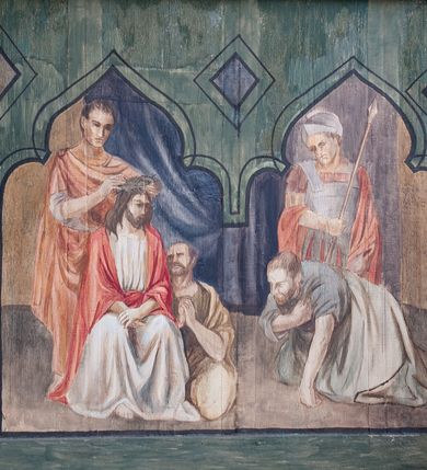 Zdjęcie nr 19: Na zewnętrznej stronie prezbiterium znajduje się ogrójec, który zamknięty jest trzema ścianami, otwarty od frontu i przegrodzony balustradą, zamknięty od góry zadaszeniem. Na północnej i południowej ścianie znajdują się po trzy pola w malowanych prześwitach, dwa dolne wypełniają sceny męki Chrystusa, w najwyższych przedstawiono zachmurzone niebo. Scena główna znajduje się na wschodniej ścianie prezbiterium i złożona jest z rzeźbionego krucyfiksu oraz malowanego tła. Cykl przedstawień męki Pańskiej rozpoczyna się na ścianie południowej. Scena pierwsza cyklu – Modlitwa w Ogrójcu, usytuowana jest w środkowym polu ściany. Ilustruje klęczącego na tle pejzażu przed skałą Chrystusa, przed którym w promieniach światła unosi się anioł trzymający kielich. W prawej części przedstawienia, w tle ukazani są dwaj śpiący apostołowie. Scena druga, Biczowanie, usytuowana jest w najniższym polu ściany południowej, przedstawia wnętrze z kamiennymi ścianami. W jej prawej części znajduje się na wpół leżący i oparty o słup Chrystus ze związanymi rękami, przepasany czerwoną szatą z koroną cierniową na głowie. W lewej części przedstawiony jest oprawca, ukazany tyłem, opierający się lewą nogą o ciało Jezusa i zamachujący się na niego biczem. Kolejne przedstawienia z cyklu znajdują się na północnej ścianie. Kontynuuje go trzecia scena – Koronowanie cierniem, znajdująca się w najniższym polu. Ukazuje wnętrze z niebieską kotarą w tle, w lewej części przedstawiony jest siedzący frontalnie Chrystus w czerwonym płaszczu, za nim zaś mężczyzna, nakładający na jego głowę koronę cierniową. W prawej części na pierwszym planie znajdują się mężczyźni naigrywający się z Jezusa i składający mu pokłon, z tyłu postać żołnierza. Scena czwarta to Droga Krzyżowa, usytuowana jest w środkowym polu ściany północnej. Ilustruje upadek Chrystusa niosącego krzyż i Szymona Cyrenejczyka, który pomaga mu go podnieść. W tle pejzaż z tłumem ludzi i żołnierzami. Scena główna przedstawia Ukrzyżowanie z Marią i św. Janem. W centrum znajduje się krzyż z figurą umarłego Chrystusa na tle malowanego pustynno-górzystego pejzażu z Jerozolimą oraz ze skłębionym żółto-błękitnym niebem. Po lewej stronie krzyża Matka Boska zwrócona w trzech czwartych w prawo, lewą ręką wskazuje na krzyż, prawą składa na piersi. Ubrana jest w czerwoną suknię i niebieski płaszcz narzucony na głowę. Po prawej stronie krzyża św. Jan ukazany z profilu, prawą nogą oparty o skałę, wznosi ku górze splecione dłonie w geście rozpaczy. Ubrany w zieloną suknię, przepasaną w talii oraz czerwony płaszcz. Wnętrze kapliczki pomalowane jest na kolor jasnozielony. 


