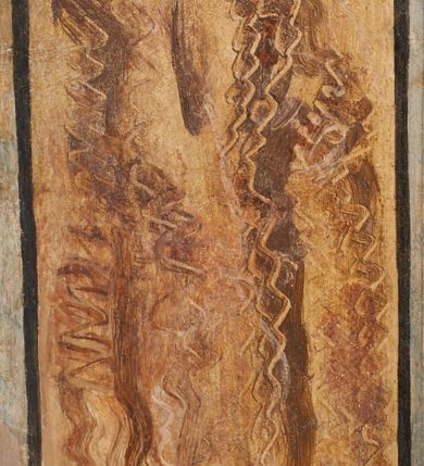 Zdjęcie nr 103: Ołtarz prostopadłościenny, murowany, w drewnianej obudowie, z drewnianą mensą. Antependium w kształcie leżącego prostokąta ujętego profilowaną ramą, dekorowane monogramem imienia MARIA w środku pola i symetrycznie rozłożonymi po bokach różanymi gałązkami. Na mensie ustawione architektoniczne tabernakulum. 
Nastawa w formie paludamentu podwiązanego po bokach sznurem z chwostami, lamowanego frędzlą, zwieńczonego baldachimem utworzonym z fragmentu wklęsło-wypukłego gzymsu z lambrekinem i rokokowym kartuszem. W polu paludamentu wnęka w kształcie stojącego prostokąta o wklęsłych górnych narożach w profilowanej ramie, ustawiona na cokole ujętym spływami wolutowymi. Wewnątrz obraz Matki Boskiej z Dzieciątkiem ujęty grubą ramą dekorowaną akantem i palmetami, ponad nim uskrzydlona główka anielska. Wnękę flankują dwa unoszące się putta, powyżej niej kartusz z monogramem Marii. Paludament dekorowany plastycznymi gwiazdami. Po bokach nastawy dwie bramki z otworami wejściowymi w formie stojącego prostokąta, zamkniętymi prostym gzymsem ze znajdującymi się powyżej postumentami dekorowanymi różami, na których stoją dwie figury aniołów. W górnej części, z obydwu stron nastawy poziome listwy konstrukcyjne mocujące całość retabulum do ścian bocznych prezbiterium, dekorowane są uskrzydlonymi główkami anielskimi z muszlami oraz roślinnymi festonami. Paludament polichromowany wewnątrz na biało, zewnątrz na niebiesko z pozłacanymi detalami.

