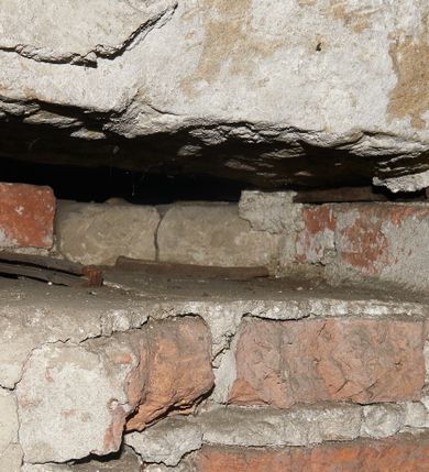 Zdjęcie nr 107: Ołtarz prostopadłościenny, murowany, w drewnianej obudowie, z drewnianą mensą. Antependium w kształcie leżącego prostokąta ujętego profilowaną ramą, dekorowane monogramem imienia MARIA w środku pola i symetrycznie rozłożonymi po bokach różanymi gałązkami. Na mensie ustawione architektoniczne tabernakulum. 
Nastawa w formie paludamentu podwiązanego po bokach sznurem z chwostami, lamowanego frędzlą, zwieńczonego baldachimem utworzonym z fragmentu wklęsło-wypukłego gzymsu z lambrekinem i rokokowym kartuszem. W polu paludamentu wnęka w kształcie stojącego prostokąta o wklęsłych górnych narożach w profilowanej ramie, ustawiona na cokole ujętym spływami wolutowymi. Wewnątrz obraz Matki Boskiej z Dzieciątkiem ujęty grubą ramą dekorowaną akantem i palmetami, ponad nim uskrzydlona główka anielska. Wnękę flankują dwa unoszące się putta, powyżej niej kartusz z monogramem Marii. Paludament dekorowany plastycznymi gwiazdami. Po bokach nastawy dwie bramki z otworami wejściowymi w formie stojącego prostokąta, zamkniętymi prostym gzymsem ze znajdującymi się powyżej postumentami dekorowanymi różami, na których stoją dwie figury aniołów. W górnej części, z obydwu stron nastawy poziome listwy konstrukcyjne mocujące całość retabulum do ścian bocznych prezbiterium, dekorowane są uskrzydlonymi główkami anielskimi z muszlami oraz roślinnymi festonami. Paludament polichromowany wewnątrz na biało, zewnątrz na niebiesko z pozłacanymi detalami.

