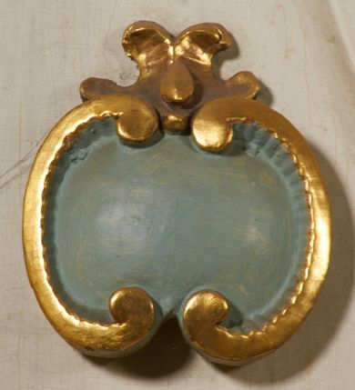 Zdjęcie nr 37: Ołtarz prostopadłościenny, murowany, w drewnianej obudowie, z drewnianą mensą. Antependium w kształcie leżącego prostokąta ujętego profilowaną ramą, dekorowane monogramem imienia MARIA w środku pola i symetrycznie rozłożonymi po bokach różanymi gałązkami. Na mensie ustawione architektoniczne tabernakulum. 
Nastawa w formie paludamentu podwiązanego po bokach sznurem z chwostami, lamowanego frędzlą, zwieńczonego baldachimem utworzonym z fragmentu wklęsło-wypukłego gzymsu z lambrekinem i rokokowym kartuszem. W polu paludamentu wnęka w kształcie stojącego prostokąta o wklęsłych górnych narożach w profilowanej ramie, ustawiona na cokole ujętym spływami wolutowymi. Wewnątrz obraz Matki Boskiej z Dzieciątkiem ujęty grubą ramą dekorowaną akantem i palmetami, ponad nim uskrzydlona główka anielska. Wnękę flankują dwa unoszące się putta, powyżej niej kartusz z monogramem Marii. Paludament dekorowany plastycznymi gwiazdami. Po bokach nastawy dwie bramki z otworami wejściowymi w formie stojącego prostokąta, zamkniętymi prostym gzymsem ze znajdującymi się powyżej postumentami dekorowanymi różami, na których stoją dwie figury aniołów. W górnej części, z obydwu stron nastawy poziome listwy konstrukcyjne mocujące całość retabulum do ścian bocznych prezbiterium, dekorowane są uskrzydlonymi główkami anielskimi z muszlami oraz roślinnymi festonami. Paludament polichromowany wewnątrz na biało, zewnątrz na niebiesko z pozłacanymi detalami.

