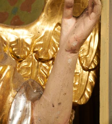 Zdjęcie nr 55: Ołtarz prostopadłościenny, murowany, w drewnianej obudowie, z drewnianą mensą. Antependium w kształcie leżącego prostokąta ujętego profilowaną ramą, dekorowane monogramem imienia MARIA w środku pola i symetrycznie rozłożonymi po bokach różanymi gałązkami. Na mensie ustawione architektoniczne tabernakulum. 
Nastawa w formie paludamentu podwiązanego po bokach sznurem z chwostami, lamowanego frędzlą, zwieńczonego baldachimem utworzonym z fragmentu wklęsło-wypukłego gzymsu z lambrekinem i rokokowym kartuszem. W polu paludamentu wnęka w kształcie stojącego prostokąta o wklęsłych górnych narożach w profilowanej ramie, ustawiona na cokole ujętym spływami wolutowymi. Wewnątrz obraz Matki Boskiej z Dzieciątkiem ujęty grubą ramą dekorowaną akantem i palmetami, ponad nim uskrzydlona główka anielska. Wnękę flankują dwa unoszące się putta, powyżej niej kartusz z monogramem Marii. Paludament dekorowany plastycznymi gwiazdami. Po bokach nastawy dwie bramki z otworami wejściowymi w formie stojącego prostokąta, zamkniętymi prostym gzymsem ze znajdującymi się powyżej postumentami dekorowanymi różami, na których stoją dwie figury aniołów. W górnej części, z obydwu stron nastawy poziome listwy konstrukcyjne mocujące całość retabulum do ścian bocznych prezbiterium, dekorowane są uskrzydlonymi główkami anielskimi z muszlami oraz roślinnymi festonami. Paludament polichromowany wewnątrz na biało, zewnątrz na niebiesko z pozłacanymi detalami.

