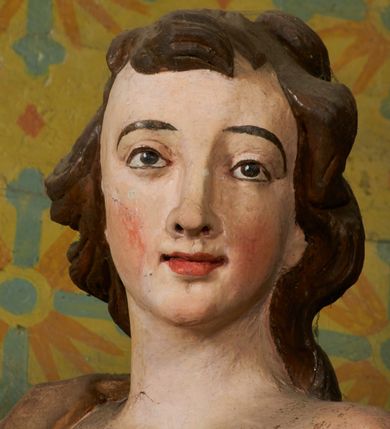 Zdjęcie nr 72: Ołtarz prostopadłościenny, murowany, w drewnianej obudowie, z drewnianą mensą. Antependium w kształcie leżącego prostokąta ujętego profilowaną ramą, dekorowane monogramem imienia MARIA w środku pola i symetrycznie rozłożonymi po bokach różanymi gałązkami. Na mensie ustawione architektoniczne tabernakulum. 
Nastawa w formie paludamentu podwiązanego po bokach sznurem z chwostami, lamowanego frędzlą, zwieńczonego baldachimem utworzonym z fragmentu wklęsło-wypukłego gzymsu z lambrekinem i rokokowym kartuszem. W polu paludamentu wnęka w kształcie stojącego prostokąta o wklęsłych górnych narożach w profilowanej ramie, ustawiona na cokole ujętym spływami wolutowymi. Wewnątrz obraz Matki Boskiej z Dzieciątkiem ujęty grubą ramą dekorowaną akantem i palmetami, ponad nim uskrzydlona główka anielska. Wnękę flankują dwa unoszące się putta, powyżej niej kartusz z monogramem Marii. Paludament dekorowany plastycznymi gwiazdami. Po bokach nastawy dwie bramki z otworami wejściowymi w formie stojącego prostokąta, zamkniętymi prostym gzymsem ze znajdującymi się powyżej postumentami dekorowanymi różami, na których stoją dwie figury aniołów. W górnej części, z obydwu stron nastawy poziome listwy konstrukcyjne mocujące całość retabulum do ścian bocznych prezbiterium, dekorowane są uskrzydlonymi główkami anielskimi z muszlami oraz roślinnymi festonami. Paludament polichromowany wewnątrz na biało, zewnątrz na niebiesko z pozłacanymi detalami.

