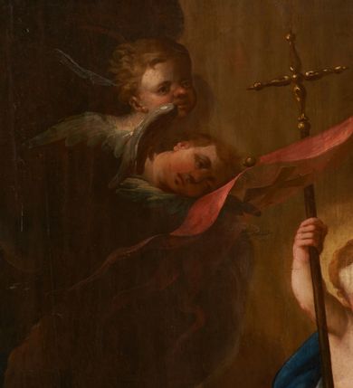 Zdjęcie nr 5: Obraz w formie stojącego prostokąta. W centrum przedstawienia znajduje się ukazana w całej postaci Maria, zwrócona w trzech czwartych w prawo, z rękami skierowanymi w przeciwną stronę; stoi na globie ziemskim, prawą stopą depcząc węża, lewą opierając na półksiężycu. Prawą ręką przytrzymuje Dzieciątko, lewą dłonią, w której trzyma gałązkę lilii, ujmuje jego stopę. Twarz Marii jest pełna o łagodnych rysach, bladej, zaróżowionej karnacji, o łukowato zarysowanej oprawie oczu, skierowanych do góry, małym nosie i pełnych ustach, z podkreśloną, wystającą brodą. Jej włosy, częściowo widoczne z prawej strony, ukryte są pod welonem. Dzieciątko siedzi na białej pieluszce, zwrócone w trzech czwartych w lewo, z głową skierowaną w przeciwną stronę. W prawej ręce trzyma czerwoną, rozwianą chorągiew z krzyżem, której drzewce sięgają stóp Marii, a zakończone są krzyżem, lewą rękę wspiera na jabłku królewskim opartym na kolanie. Jego twarz jest okrągła o pełnych policzkach, delikatnych rysach, okolona jasnymi, krótkimi włosami. Ciało pulchne, o jasnej karnacji, w partii podbrzusza przesłonięte bladoczerwoną tkaniną. Maria ubrana jest w bladoróżową suknię o dużym dekolcie, niebieski płaszcz zarzucony na prawe ramię i bok, który rozwiany jest w drugą stronę, ściśle przylegając do jej prawej nogi, tył i lewa strona głowy przekryte są bladożółtym welonem. Wokół głów obu postaci nimby, wokół głowy Marii wieniec z dwunastu gwiazd. Maria z Dzieciątkiem ukazana jest na tle zachmurzonego nieba z rozświetloną partią w prawej części kompozycji, w towarzystwie dwóch par uskrzydlonych główek anielskich w górnych narożach obrazu.
