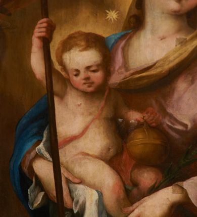 Zdjęcie nr 11: Obraz w formie stojącego prostokąta. W centrum przedstawienia znajduje się ukazana w całej postaci Maria, zwrócona w trzech czwartych w prawo, z rękami skierowanymi w przeciwną stronę; stoi na globie ziemskim, prawą stopą depcząc węża, lewą opierając na półksiężycu. Prawą ręką przytrzymuje Dzieciątko, lewą dłonią, w której trzyma gałązkę lilii, ujmuje jego stopę. Twarz Marii jest pełna o łagodnych rysach, bladej, zaróżowionej karnacji, o łukowato zarysowanej oprawie oczu, skierowanych do góry, małym nosie i pełnych ustach, z podkreśloną, wystającą brodą. Jej włosy, częściowo widoczne z prawej strony, ukryte są pod welonem. Dzieciątko siedzi na białej pieluszce, zwrócone w trzech czwartych w lewo, z głową skierowaną w przeciwną stronę. W prawej ręce trzyma czerwoną, rozwianą chorągiew z krzyżem, której drzewce sięgają stóp Marii, a zakończone są krzyżem, lewą rękę wspiera na jabłku królewskim opartym na kolanie. Jego twarz jest okrągła o pełnych policzkach, delikatnych rysach, okolona jasnymi, krótkimi włosami. Ciało pulchne, o jasnej karnacji, w partii podbrzusza przesłonięte bladoczerwoną tkaniną. Maria ubrana jest w bladoróżową suknię o dużym dekolcie, niebieski płaszcz zarzucony na prawe ramię i bok, który rozwiany jest w drugą stronę, ściśle przylegając do jej prawej nogi, tył i lewa strona głowy przekryte są bladożółtym welonem. Wokół głów obu postaci nimby, wokół głowy Marii wieniec z dwunastu gwiazd. Maria z Dzieciątkiem ukazana jest na tle zachmurzonego nieba z rozświetloną partią w prawej części kompozycji, w towarzystwie dwóch par uskrzydlonych główek anielskich w górnych narożach obrazu.
