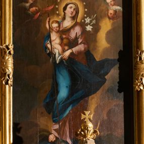 Zdjęcie nr 1: Obraz w formie stojącego prostokąta. W centrum przedstawienia znajduje się ukazana w całej postaci Maria, zwrócona w trzech czwartych w prawo, z rękami skierowanymi w przeciwną stronę; stoi na globie ziemskim, prawą stopą depcząc węża, lewą opierając na półksiężycu. Prawą ręką przytrzymuje Dzieciątko, lewą dłonią, w której trzyma gałązkę lilii, ujmuje jego stopę. Twarz Marii jest pełna o łagodnych rysach, bladej, zaróżowionej karnacji, o łukowato zarysowanej oprawie oczu, skierowanych do góry, małym nosie i pełnych ustach, z podkreśloną, wystającą brodą. Jej włosy, częściowo widoczne z prawej strony, ukryte są pod welonem. Dzieciątko siedzi na białej pieluszce, zwrócone w trzech czwartych w lewo, z głową skierowaną w przeciwną stronę. W prawej ręce trzyma czerwoną, rozwianą chorągiew z krzyżem, której drzewce sięgają stóp Marii, a zakończone są krzyżem, lewą rękę wspiera na jabłku królewskim opartym na kolanie. Jego twarz jest okrągła o pełnych policzkach, delikatnych rysach, okolona jasnymi, krótkimi włosami. Ciało pulchne, o jasnej karnacji, w partii podbrzusza przesłonięte bladoczerwoną tkaniną. Maria ubrana jest w bladoróżową suknię o dużym dekolcie, niebieski płaszcz zarzucony na prawe ramię i bok, który rozwiany jest w drugą stronę, ściśle przylegając do jej prawej nogi, tył i lewa strona głowy przekryte są bladożółtym welonem. Wokół głów obu postaci nimby, wokół głowy Marii wieniec z dwunastu gwiazd. Maria z Dzieciątkiem ukazana jest na tle zachmurzonego nieba z rozświetloną partią w prawej części kompozycji, w towarzystwie dwóch par uskrzydlonych główek anielskich w górnych narożach obrazu.
