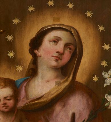 Zdjęcie nr 9: Obraz w formie stojącego prostokąta. W centrum przedstawienia znajduje się ukazana w całej postaci Maria, zwrócona w trzech czwartych w prawo, z rękami skierowanymi w przeciwną stronę; stoi na globie ziemskim, prawą stopą depcząc węża, lewą opierając na półksiężycu. Prawą ręką przytrzymuje Dzieciątko, lewą dłonią, w której trzyma gałązkę lilii, ujmuje jego stopę. Twarz Marii jest pełna o łagodnych rysach, bladej, zaróżowionej karnacji, o łukowato zarysowanej oprawie oczu, skierowanych do góry, małym nosie i pełnych ustach, z podkreśloną, wystającą brodą. Jej włosy, częściowo widoczne z prawej strony, ukryte są pod welonem. Dzieciątko siedzi na białej pieluszce, zwrócone w trzech czwartych w lewo, z głową skierowaną w przeciwną stronę. W prawej ręce trzyma czerwoną, rozwianą chorągiew z krzyżem, której drzewce sięgają stóp Marii, a zakończone są krzyżem, lewą rękę wspiera na jabłku królewskim opartym na kolanie. Jego twarz jest okrągła o pełnych policzkach, delikatnych rysach, okolona jasnymi, krótkimi włosami. Ciało pulchne, o jasnej karnacji, w partii podbrzusza przesłonięte bladoczerwoną tkaniną. Maria ubrana jest w bladoróżową suknię o dużym dekolcie, niebieski płaszcz zarzucony na prawe ramię i bok, który rozwiany jest w drugą stronę, ściśle przylegając do jej prawej nogi, tył i lewa strona głowy przekryte są bladożółtym welonem. Wokół głów obu postaci nimby, wokół głowy Marii wieniec z dwunastu gwiazd. Maria z Dzieciątkiem ukazana jest na tle zachmurzonego nieba z rozświetloną partią w prawej części kompozycji, w towarzystwie dwóch par uskrzydlonych główek anielskich w górnych narożach obrazu.
