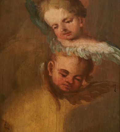 Zdjęcie nr 6: Obraz w formie stojącego prostokąta. W centrum przedstawienia znajduje się ukazana w całej postaci Maria, zwrócona w trzech czwartych w prawo, z rękami skierowanymi w przeciwną stronę; stoi na globie ziemskim, prawą stopą depcząc węża, lewą opierając na półksiężycu. Prawą ręką przytrzymuje Dzieciątko, lewą dłonią, w której trzyma gałązkę lilii, ujmuje jego stopę. Twarz Marii jest pełna o łagodnych rysach, bladej, zaróżowionej karnacji, o łukowato zarysowanej oprawie oczu, skierowanych do góry, małym nosie i pełnych ustach, z podkreśloną, wystającą brodą. Jej włosy, częściowo widoczne z prawej strony, ukryte są pod welonem. Dzieciątko siedzi na białej pieluszce, zwrócone w trzech czwartych w lewo, z głową skierowaną w przeciwną stronę. W prawej ręce trzyma czerwoną, rozwianą chorągiew z krzyżem, której drzewce sięgają stóp Marii, a zakończone są krzyżem, lewą rękę wspiera na jabłku królewskim opartym na kolanie. Jego twarz jest okrągła o pełnych policzkach, delikatnych rysach, okolona jasnymi, krótkimi włosami. Ciało pulchne, o jasnej karnacji, w partii podbrzusza przesłonięte bladoczerwoną tkaniną. Maria ubrana jest w bladoróżową suknię o dużym dekolcie, niebieski płaszcz zarzucony na prawe ramię i bok, który rozwiany jest w drugą stronę, ściśle przylegając do jej prawej nogi, tył i lewa strona głowy przekryte są bladożółtym welonem. Wokół głów obu postaci nimby, wokół głowy Marii wieniec z dwunastu gwiazd. Maria z Dzieciątkiem ukazana jest na tle zachmurzonego nieba z rozświetloną partią w prawej części kompozycji, w towarzystwie dwóch par uskrzydlonych główek anielskich w górnych narożach obrazu.
