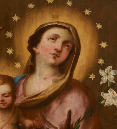 Zdjęcie nr 8: Obraz w formie stojącego prostokąta. W centrum przedstawienia znajduje się ukazana w całej postaci Maria, zwrócona w trzech czwartych w prawo, z rękami skierowanymi w przeciwną stronę; stoi na globie ziemskim, prawą stopą depcząc węża, lewą opierając na półksiężycu. Prawą ręką przytrzymuje Dzieciątko, lewą dłonią, w której trzyma gałązkę lilii, ujmuje jego stopę. Twarz Marii jest pełna o łagodnych rysach, bladej, zaróżowionej karnacji, o łukowato zarysowanej oprawie oczu, skierowanych do góry, małym nosie i pełnych ustach, z podkreśloną, wystającą brodą. Jej włosy, częściowo widoczne z prawej strony, ukryte są pod welonem. Dzieciątko siedzi na białej pieluszce, zwrócone w trzech czwartych w lewo, z głową skierowaną w przeciwną stronę. W prawej ręce trzyma czerwoną, rozwianą chorągiew z krzyżem, której drzewce sięgają stóp Marii, a zakończone są krzyżem, lewą rękę wspiera na jabłku królewskim opartym na kolanie. Jego twarz jest okrągła o pełnych policzkach, delikatnych rysach, okolona jasnymi, krótkimi włosami. Ciało pulchne, o jasnej karnacji, w partii podbrzusza przesłonięte bladoczerwoną tkaniną. Maria ubrana jest w bladoróżową suknię o dużym dekolcie, niebieski płaszcz zarzucony na prawe ramię i bok, który rozwiany jest w drugą stronę, ściśle przylegając do jej prawej nogi, tył i lewa strona głowy przekryte są bladożółtym welonem. Wokół głów obu postaci nimby, wokół głowy Marii wieniec z dwunastu gwiazd. Maria z Dzieciątkiem ukazana jest na tle zachmurzonego nieba z rozświetloną partią w prawej części kompozycji, w towarzystwie dwóch par uskrzydlonych główek anielskich w górnych narożach obrazu.
