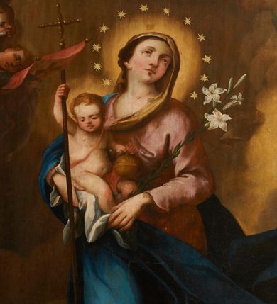 Zdjęcie nr 2: Obraz w formie stojącego prostokąta. W centrum przedstawienia znajduje się ukazana w całej postaci Maria, zwrócona w trzech czwartych w prawo, z rękami skierowanymi w przeciwną stronę; stoi na globie ziemskim, prawą stopą depcząc węża, lewą opierając na półksiężycu. Prawą ręką przytrzymuje Dzieciątko, lewą dłonią, w której trzyma gałązkę lilii, ujmuje jego stopę. Twarz Marii jest pełna o łagodnych rysach, bladej, zaróżowionej karnacji, o łukowato zarysowanej oprawie oczu, skierowanych do góry, małym nosie i pełnych ustach, z podkreśloną, wystającą brodą. Jej włosy, częściowo widoczne z prawej strony, ukryte są pod welonem. Dzieciątko siedzi na białej pieluszce, zwrócone w trzech czwartych w lewo, z głową skierowaną w przeciwną stronę. W prawej ręce trzyma czerwoną, rozwianą chorągiew z krzyżem, której drzewce sięgają stóp Marii, a zakończone są krzyżem, lewą rękę wspiera na jabłku królewskim opartym na kolanie. Jego twarz jest okrągła o pełnych policzkach, delikatnych rysach, okolona jasnymi, krótkimi włosami. Ciało pulchne, o jasnej karnacji, w partii podbrzusza przesłonięte bladoczerwoną tkaniną. Maria ubrana jest w bladoróżową suknię o dużym dekolcie, niebieski płaszcz zarzucony na prawe ramię i bok, który rozwiany jest w drugą stronę, ściśle przylegając do jej prawej nogi, tył i lewa strona głowy przekryte są bladożółtym welonem. Wokół głów obu postaci nimby, wokół głowy Marii wieniec z dwunastu gwiazd. Maria z Dzieciątkiem ukazana jest na tle zachmurzonego nieba z rozświetloną partią w prawej części kompozycji, w towarzystwie dwóch par uskrzydlonych główek anielskich w górnych narożach obrazu.
