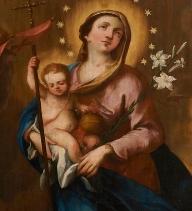 Zdjęcie nr 7: Obraz w formie stojącego prostokąta. W centrum przedstawienia znajduje się ukazana w całej postaci Maria, zwrócona w trzech czwartych w prawo, z rękami skierowanymi w przeciwną stronę; stoi na globie ziemskim, prawą stopą depcząc węża, lewą opierając na półksiężycu. Prawą ręką przytrzymuje Dzieciątko, lewą dłonią, w której trzyma gałązkę lilii, ujmuje jego stopę. Twarz Marii jest pełna o łagodnych rysach, bladej, zaróżowionej karnacji, o łukowato zarysowanej oprawie oczu, skierowanych do góry, małym nosie i pełnych ustach, z podkreśloną, wystającą brodą. Jej włosy, częściowo widoczne z prawej strony, ukryte są pod welonem. Dzieciątko siedzi na białej pieluszce, zwrócone w trzech czwartych w lewo, z głową skierowaną w przeciwną stronę. W prawej ręce trzyma czerwoną, rozwianą chorągiew z krzyżem, której drzewce sięgają stóp Marii, a zakończone są krzyżem, lewą rękę wspiera na jabłku królewskim opartym na kolanie. Jego twarz jest okrągła o pełnych policzkach, delikatnych rysach, okolona jasnymi, krótkimi włosami. Ciało pulchne, o jasnej karnacji, w partii podbrzusza przesłonięte bladoczerwoną tkaniną. Maria ubrana jest w bladoróżową suknię o dużym dekolcie, niebieski płaszcz zarzucony na prawe ramię i bok, który rozwiany jest w drugą stronę, ściśle przylegając do jej prawej nogi, tył i lewa strona głowy przekryte są bladożółtym welonem. Wokół głów obu postaci nimby, wokół głowy Marii wieniec z dwunastu gwiazd. Maria z Dzieciątkiem ukazana jest na tle zachmurzonego nieba z rozświetloną partią w prawej części kompozycji, w towarzystwie dwóch par uskrzydlonych główek anielskich w górnych narożach obrazu.
