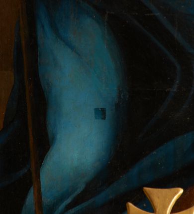 Zdjęcie nr 12: Obraz w formie stojącego prostokąta. W centrum przedstawienia znajduje się ukazana w całej postaci Maria, zwrócona w trzech czwartych w prawo, z rękami skierowanymi w przeciwną stronę; stoi na globie ziemskim, prawą stopą depcząc węża, lewą opierając na półksiężycu. Prawą ręką przytrzymuje Dzieciątko, lewą dłonią, w której trzyma gałązkę lilii, ujmuje jego stopę. Twarz Marii jest pełna o łagodnych rysach, bladej, zaróżowionej karnacji, o łukowato zarysowanej oprawie oczu, skierowanych do góry, małym nosie i pełnych ustach, z podkreśloną, wystającą brodą. Jej włosy, częściowo widoczne z prawej strony, ukryte są pod welonem. Dzieciątko siedzi na białej pieluszce, zwrócone w trzech czwartych w lewo, z głową skierowaną w przeciwną stronę. W prawej ręce trzyma czerwoną, rozwianą chorągiew z krzyżem, której drzewce sięgają stóp Marii, a zakończone są krzyżem, lewą rękę wspiera na jabłku królewskim opartym na kolanie. Jego twarz jest okrągła o pełnych policzkach, delikatnych rysach, okolona jasnymi, krótkimi włosami. Ciało pulchne, o jasnej karnacji, w partii podbrzusza przesłonięte bladoczerwoną tkaniną. Maria ubrana jest w bladoróżową suknię o dużym dekolcie, niebieski płaszcz zarzucony na prawe ramię i bok, który rozwiany jest w drugą stronę, ściśle przylegając do jej prawej nogi, tył i lewa strona głowy przekryte są bladożółtym welonem. Wokół głów obu postaci nimby, wokół głowy Marii wieniec z dwunastu gwiazd. Maria z Dzieciątkiem ukazana jest na tle zachmurzonego nieba z rozświetloną partią w prawej części kompozycji, w towarzystwie dwóch par uskrzydlonych główek anielskich w górnych narożach obrazu.
