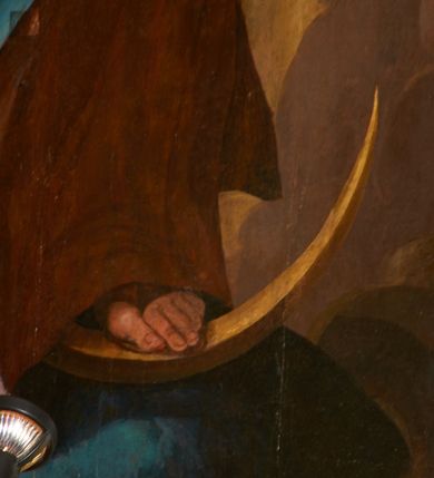 Zdjęcie nr 3: Obraz w formie stojącego prostokąta. W centrum przedstawienia znajduje się ukazana w całej postaci Maria, zwrócona w trzech czwartych w prawo, z rękami skierowanymi w przeciwną stronę; stoi na globie ziemskim, prawą stopą depcząc węża, lewą opierając na półksiężycu. Prawą ręką przytrzymuje Dzieciątko, lewą dłonią, w której trzyma gałązkę lilii, ujmuje jego stopę. Twarz Marii jest pełna o łagodnych rysach, bladej, zaróżowionej karnacji, o łukowato zarysowanej oprawie oczu, skierowanych do góry, małym nosie i pełnych ustach, z podkreśloną, wystającą brodą. Jej włosy, częściowo widoczne z prawej strony, ukryte są pod welonem. Dzieciątko siedzi na białej pieluszce, zwrócone w trzech czwartych w lewo, z głową skierowaną w przeciwną stronę. W prawej ręce trzyma czerwoną, rozwianą chorągiew z krzyżem, której drzewce sięgają stóp Marii, a zakończone są krzyżem, lewą rękę wspiera na jabłku królewskim opartym na kolanie. Jego twarz jest okrągła o pełnych policzkach, delikatnych rysach, okolona jasnymi, krótkimi włosami. Ciało pulchne, o jasnej karnacji, w partii podbrzusza przesłonięte bladoczerwoną tkaniną. Maria ubrana jest w bladoróżową suknię o dużym dekolcie, niebieski płaszcz zarzucony na prawe ramię i bok, który rozwiany jest w drugą stronę, ściśle przylegając do jej prawej nogi, tył i lewa strona głowy przekryte są bladożółtym welonem. Wokół głów obu postaci nimby, wokół głowy Marii wieniec z dwunastu gwiazd. Maria z Dzieciątkiem ukazana jest na tle zachmurzonego nieba z rozświetloną partią w prawej części kompozycji, w towarzystwie dwóch par uskrzydlonych główek anielskich w górnych narożach obrazu.
