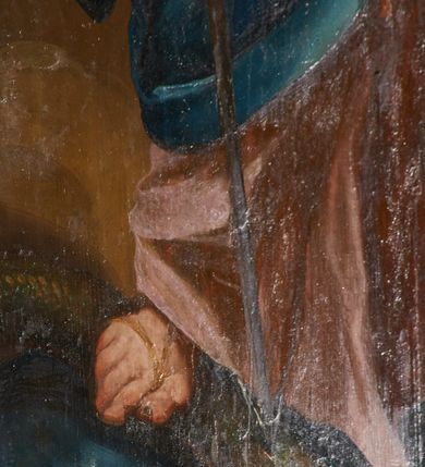 Zdjęcie nr 14: Obraz w formie stojącego prostokąta. W centrum przedstawienia znajduje się ukazana w całej postaci Maria, zwrócona w trzech czwartych w prawo, z rękami skierowanymi w przeciwną stronę; stoi na globie ziemskim, prawą stopą depcząc węża, lewą opierając na półksiężycu. Prawą ręką przytrzymuje Dzieciątko, lewą dłonią, w której trzyma gałązkę lilii, ujmuje jego stopę. Twarz Marii jest pełna o łagodnych rysach, bladej, zaróżowionej karnacji, o łukowato zarysowanej oprawie oczu, skierowanych do góry, małym nosie i pełnych ustach, z podkreśloną, wystającą brodą. Jej włosy, częściowo widoczne z prawej strony, ukryte są pod welonem. Dzieciątko siedzi na białej pieluszce, zwrócone w trzech czwartych w lewo, z głową skierowaną w przeciwną stronę. W prawej ręce trzyma czerwoną, rozwianą chorągiew z krzyżem, której drzewce sięgają stóp Marii, a zakończone są krzyżem, lewą rękę wspiera na jabłku królewskim opartym na kolanie. Jego twarz jest okrągła o pełnych policzkach, delikatnych rysach, okolona jasnymi, krótkimi włosami. Ciało pulchne, o jasnej karnacji, w partii podbrzusza przesłonięte bladoczerwoną tkaniną. Maria ubrana jest w bladoróżową suknię o dużym dekolcie, niebieski płaszcz zarzucony na prawe ramię i bok, który rozwiany jest w drugą stronę, ściśle przylegając do jej prawej nogi, tył i lewa strona głowy przekryte są bladożółtym welonem. Wokół głów obu postaci nimby, wokół głowy Marii wieniec z dwunastu gwiazd. Maria z Dzieciątkiem ukazana jest na tle zachmurzonego nieba z rozświetloną partią w prawej części kompozycji, w towarzystwie dwóch par uskrzydlonych główek anielskich w górnych narożach obrazu.
