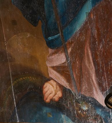 Zdjęcie nr 13: Obraz w formie stojącego prostokąta. W centrum przedstawienia znajduje się ukazana w całej postaci Maria, zwrócona w trzech czwartych w prawo, z rękami skierowanymi w przeciwną stronę; stoi na globie ziemskim, prawą stopą depcząc węża, lewą opierając na półksiężycu. Prawą ręką przytrzymuje Dzieciątko, lewą dłonią, w której trzyma gałązkę lilii, ujmuje jego stopę. Twarz Marii jest pełna o łagodnych rysach, bladej, zaróżowionej karnacji, o łukowato zarysowanej oprawie oczu, skierowanych do góry, małym nosie i pełnych ustach, z podkreśloną, wystającą brodą. Jej włosy, częściowo widoczne z prawej strony, ukryte są pod welonem. Dzieciątko siedzi na białej pieluszce, zwrócone w trzech czwartych w lewo, z głową skierowaną w przeciwną stronę. W prawej ręce trzyma czerwoną, rozwianą chorągiew z krzyżem, której drzewce sięgają stóp Marii, a zakończone są krzyżem, lewą rękę wspiera na jabłku królewskim opartym na kolanie. Jego twarz jest okrągła o pełnych policzkach, delikatnych rysach, okolona jasnymi, krótkimi włosami. Ciało pulchne, o jasnej karnacji, w partii podbrzusza przesłonięte bladoczerwoną tkaniną. Maria ubrana jest w bladoróżową suknię o dużym dekolcie, niebieski płaszcz zarzucony na prawe ramię i bok, który rozwiany jest w drugą stronę, ściśle przylegając do jej prawej nogi, tył i lewa strona głowy przekryte są bladożółtym welonem. Wokół głów obu postaci nimby, wokół głowy Marii wieniec z dwunastu gwiazd. Maria z Dzieciątkiem ukazana jest na tle zachmurzonego nieba z rozświetloną partią w prawej części kompozycji, w towarzystwie dwóch par uskrzydlonych główek anielskich w górnych narożach obrazu.
