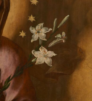 Zdjęcie nr 4: Obraz w formie stojącego prostokąta. W centrum przedstawienia znajduje się ukazana w całej postaci Maria, zwrócona w trzech czwartych w prawo, z rękami skierowanymi w przeciwną stronę; stoi na globie ziemskim, prawą stopą depcząc węża, lewą opierając na półksiężycu. Prawą ręką przytrzymuje Dzieciątko, lewą dłonią, w której trzyma gałązkę lilii, ujmuje jego stopę. Twarz Marii jest pełna o łagodnych rysach, bladej, zaróżowionej karnacji, o łukowato zarysowanej oprawie oczu, skierowanych do góry, małym nosie i pełnych ustach, z podkreśloną, wystającą brodą. Jej włosy, częściowo widoczne z prawej strony, ukryte są pod welonem. Dzieciątko siedzi na białej pieluszce, zwrócone w trzech czwartych w lewo, z głową skierowaną w przeciwną stronę. W prawej ręce trzyma czerwoną, rozwianą chorągiew z krzyżem, której drzewce sięgają stóp Marii, a zakończone są krzyżem, lewą rękę wspiera na jabłku królewskim opartym na kolanie. Jego twarz jest okrągła o pełnych policzkach, delikatnych rysach, okolona jasnymi, krótkimi włosami. Ciało pulchne, o jasnej karnacji, w partii podbrzusza przesłonięte bladoczerwoną tkaniną. Maria ubrana jest w bladoróżową suknię o dużym dekolcie, niebieski płaszcz zarzucony na prawe ramię i bok, który rozwiany jest w drugą stronę, ściśle przylegając do jej prawej nogi, tył i lewa strona głowy przekryte są bladożółtym welonem. Wokół głów obu postaci nimby, wokół głowy Marii wieniec z dwunastu gwiazd. Maria z Dzieciątkiem ukazana jest na tle zachmurzonego nieba z rozświetloną partią w prawej części kompozycji, w towarzystwie dwóch par uskrzydlonych główek anielskich w górnych narożach obrazu.
