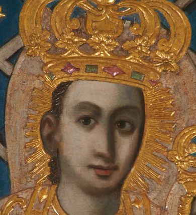 Zdjęcie nr 18: Obraz w kształcie pionowego prostokąta, z przedstawieniem Matki Boskiej z Dzieciątkiem, na niebieskim tle dekorowanym srebrzoną kratką, z malowanymi na drewnie partiami twarzy, dłoni i stóp oraz partiami szat i insygniami zasłoniętymi przez sukienki. Matka Boska ukazana w półpostaci, zwrócona delikatnie w trzech czwartych w lewą stronę, na lewym przedramieniu podtrzymuje Dzieciątko, a w prawej dłoni trzyma berło. Twarz pociągła, owalna, o dużych oczach, prostym, długim nosie i pełnych ustach, z odsłoniętym dużym prawym uchem. Łagodne rysy wydobyte zostały ostrym kontrastem światłocienia. Na głowie ma koronę zamkniętą, wokół głowy glorię promienistą i nimb zamknięty. Ubrana jest w suknię, dekorowaną gałązkami kwiatowymi, przepasaną w talii wstążką oraz płaszcz narzucony na ramiona, z ośmioramienną gwiazdą na prawym ramieniu, dekorowany ornamentem rocaille'owym z ośmioramienną gwiazdą na prawym ramieniu. Dzieciątko w pozycji siedzącej, zwrócone jest w trzech czwartych w prawą stronę, prawą dłonią błogosławi, lewą przytrzymuje na kolanie jabłko królewskie. Jego twarz jest okrągła o rysach wydobytych silnym światłocieniem, o dużych oczach, niewielkim nosie i pełnych ustach z odsłoniętym lewym, dużym uchem. Na głowie ma koronę zamkniętą, wokół twarzy glorię promienistą oraz nimb zamknięty. Ubrane jest w tunikę dekorowaną gałązkami kwiatowymi i lamówką. Obraz ujęty posrebrzaną ramą z plastycznym, rokokowym i pozłacanym ornamentem. 