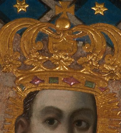 Zdjęcie nr 19: Obraz w kształcie pionowego prostokąta, z przedstawieniem Matki Boskiej z Dzieciątkiem, na niebieskim tle dekorowanym srebrzoną kratką, z malowanymi na drewnie partiami twarzy, dłoni i stóp oraz partiami szat i insygniami zasłoniętymi przez sukienki. Matka Boska ukazana w półpostaci, zwrócona delikatnie w trzech czwartych w lewą stronę, na lewym przedramieniu podtrzymuje Dzieciątko, a w prawej dłoni trzyma berło. Twarz pociągła, owalna, o dużych oczach, prostym, długim nosie i pełnych ustach, z odsłoniętym dużym prawym uchem. Łagodne rysy wydobyte zostały ostrym kontrastem światłocienia. Na głowie ma koronę zamkniętą, wokół głowy glorię promienistą i nimb zamknięty. Ubrana jest w suknię, dekorowaną gałązkami kwiatowymi, przepasaną w talii wstążką oraz płaszcz narzucony na ramiona, z ośmioramienną gwiazdą na prawym ramieniu, dekorowany ornamentem rocaille'owym z ośmioramienną gwiazdą na prawym ramieniu. Dzieciątko w pozycji siedzącej, zwrócone jest w trzech czwartych w prawą stronę, prawą dłonią błogosławi, lewą przytrzymuje na kolanie jabłko królewskie. Jego twarz jest okrągła o rysach wydobytych silnym światłocieniem, o dużych oczach, niewielkim nosie i pełnych ustach z odsłoniętym lewym, dużym uchem. Na głowie ma koronę zamkniętą, wokół twarzy glorię promienistą oraz nimb zamknięty. Ubrane jest w tunikę dekorowaną gałązkami kwiatowymi i lamówką. Obraz ujęty posrebrzaną ramą z plastycznym, rokokowym i pozłacanym ornamentem. 