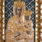 Zdjęcie nr 1: Obraz w kształcie pionowego prostokąta, z przedstawieniem Matki Boskiej z Dzieciątkiem, na niebieskim tle dekorowanym srebrzoną kratką, z malowanymi na drewnie partiami twarzy, dłoni i stóp oraz partiami szat i insygniami zasłoniętymi przez sukienki. Matka Boska ukazana w półpostaci, zwrócona delikatnie w trzech czwartych w lewą stronę, na lewym przedramieniu podtrzymuje Dzieciątko, a w prawej dłoni trzyma berło. Twarz pociągła, owalna, o dużych oczach, prostym, długim nosie i pełnych ustach, z odsłoniętym dużym prawym uchem. Łagodne rysy wydobyte zostały ostrym kontrastem światłocienia. Na głowie ma koronę zamkniętą, wokół głowy glorię promienistą i nimb zamknięty. Ubrana jest w suknię, dekorowaną gałązkami kwiatowymi, przepasaną w talii wstążką oraz płaszcz narzucony na ramiona, z ośmioramienną gwiazdą na prawym ramieniu, dekorowany ornamentem rocaille&#039;owym z ośmioramienną gwiazdą na prawym ramieniu. Dzieciątko w pozycji siedzącej, zwrócone jest w trzech czwartych w prawą stronę, prawą dłonią błogosławi, lewą przytrzymuje na kolanie jabłko królewskie. Jego twarz jest okrągła o rysach wydobytych silnym światłocieniem, o dużych oczach, niewielkim nosie i pełnych ustach z odsłoniętym lewym, dużym uchem. Na głowie ma koronę zamkniętą, wokół twarzy glorię promienistą oraz nimb zamknięty. Ubrane jest w tunikę dekorowaną gałązkami kwiatowymi i lamówką. Obraz ujęty posrebrzaną ramą z plastycznym, rokokowym i pozłacanym ornamentem. 