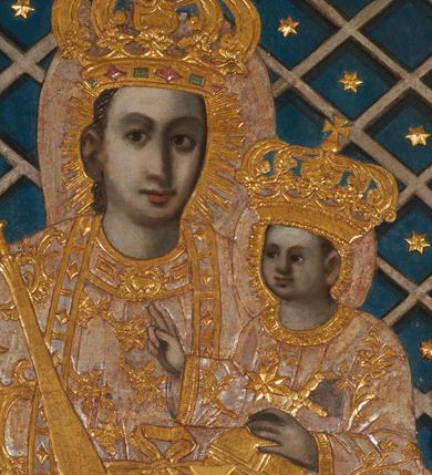 Zdjęcie nr 17: Obraz w kształcie pionowego prostokąta, z przedstawieniem Matki Boskiej z Dzieciątkiem, na niebieskim tle dekorowanym srebrzoną kratką, z malowanymi na drewnie partiami twarzy, dłoni i stóp oraz partiami szat i insygniami zasłoniętymi przez sukienki. Matka Boska ukazana w półpostaci, zwrócona delikatnie w trzech czwartych w lewą stronę, na lewym przedramieniu podtrzymuje Dzieciątko, a w prawej dłoni trzyma berło. Twarz pociągła, owalna, o dużych oczach, prostym, długim nosie i pełnych ustach, z odsłoniętym dużym prawym uchem. Łagodne rysy wydobyte zostały ostrym kontrastem światłocienia. Na głowie ma koronę zamkniętą, wokół głowy glorię promienistą i nimb zamknięty. Ubrana jest w suknię, dekorowaną gałązkami kwiatowymi, przepasaną w talii wstążką oraz płaszcz narzucony na ramiona, z ośmioramienną gwiazdą na prawym ramieniu, dekorowany ornamentem rocaille&#039;owym z ośmioramienną gwiazdą na prawym ramieniu. Dzieciątko w pozycji siedzącej, zwrócone jest w trzech czwartych w prawą stronę, prawą dłonią błogosławi, lewą przytrzymuje na kolanie jabłko królewskie. Jego twarz jest okrągła o rysach wydobytych silnym światłocieniem, o dużych oczach, niewielkim nosie i pełnych ustach z odsłoniętym lewym, dużym uchem. Na głowie ma koronę zamkniętą, wokół twarzy glorię promienistą oraz nimb zamknięty. Ubrane jest w tunikę dekorowaną gałązkami kwiatowymi i lamówką. Obraz ujęty posrebrzaną ramą z plastycznym, rokokowym i pozłacanym ornamentem. 