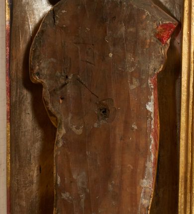 Zdjęcie nr 21: Tabernakulum architektoniczne, jednokondygnacyjne, pięcioosiowe. Osie wydzielone są sześcioma kanelowanymi kolumienkami na wysokich, profilowanych cokołach, z liściastymi kapitelami, podtrzymującymi profilowane belkowanie wyłamane na ich osiach. W polach pomiędzy kolumnami znajdują się nisze ujęte profilowaną ramą z uszakami. W czterech bocznych niszach, na trójdzielnych, profilowanych wspornikach stoją płaskorzeźbione postacie czterech ewangelistów na tle muszli palmetowych. Figurki są całopostaciowe, w ujęciu frontalnym, w złotych szatach, podtrzymują otwarte księgi, wskazując na tekst. Drzwiczki znajdują się na osi środkowej, zamknięte są półkoliście, płaskorzeźbione z przedstawieniem kielicha z koroną cierniową i z hostią w glorii promienistej. Kielich flankowany jest kłosami zbóż i winną latoroślą oraz winogronami. W partii belkowania płaskorzeźbiona dekoracja złożona z naprzemiennie ułożonych główek anielskich o złotych skrzydłach i płaskich rozetek. Tron wystawienia w formie baldachimu, z lambrekinem i chwostami, zwieńczony jest kulą z krzyżem, z podwieszonym z tyłu paludamentem podtrzymywanym przez parę puttów. Struktura polichromowana na biało, profile i detale pozłocone. 