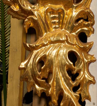 Zdjęcie nr 9: Nastawa architektoniczna, jednoosiowa, dwukondygnacyjna, ustawiona na niewielkim cokole, z dwoma prostopadłościennymi postumentami wydzielonymi po bokach. Ołtarz drewniany, prostopadłościenny, z drewnianą mensą. Antepedium w formie poziomego prostokąta ujętego profilowaną ramą, w polu malowany monogram IHS flankowany gałązkami lilii, u dołu girlanda kwiatowa. W predelli nastawy płycina w formie poziomego prostokąta poszerzonego na krótszych bokach za pomocą nadwieszonych łuków półkolistych, ze sceną modlitwy Chrystusa w Ogrójcu. Pierwsza kondygnacja ujęta parą kolumn stojących na postumentach, o skręconych trzonach dekorowanych ornamentem roślinnym. Podpory dźwigają belkowanie, o pełnych odcinkach nad kolumnami ustawionych pod kątem, z architrawem wyłamującym się schodkowo nad polem środkowym oraz gzymsem przyjmującym formę trzech boków z ośmioboku oraz przerwany, falisty przyczółek. Fryz belkowania ozdobiony jest ornamentem roślinnym, gzyms zaś dekorowany muszlą i zwisami kwiatowymi. Całe pole środkowe wypełnia nisza w kształcie stojącego prostokąta z wciętymi narożami, ujęta ramą ozdobioną ornamentem roślinnym, wewnątrz znajduje się rzeźbiarska grupa Ukrzyżowania na tle malowanego pejzażu. Pierwsza kondygnacja ujęta jest uszami utworzonymi z suchego akantu, w ich dolnej części postumenty dla figur św. Walentego i św. Jana Ewangelisty. Druga kondygnacja jest węższa od poprzedniej, flankowana parą ustawionych lekko pod kątem pilastrów dźwigających gzyms, dekorowanych w partii trzonów kampanulami. W polu obraz ze św. Wawrzyńcem w formie pionowego owalu w profilowanej ramie. Całość zwieńczona okiem Opatrzności na tle obłoków w glorii promienistej. Na belkowaniu niewielkie figury aniołów. Druga kondygnacja ujęta jest pionowymi rzędami kampanul. Struktura polichromowana w kolorze białym, z pozłacanymi profilami i elementami ornamentyki oraz srebrzonymi detalami. 