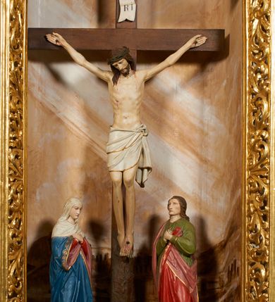 Zdjęcie nr 24: Nastawa architektoniczna, jednoosiowa, dwukondygnacyjna, ustawiona na niewielkim cokole, z dwoma prostopadłościennymi postumentami wydzielonymi po bokach. Ołtarz drewniany, prostopadłościenny, z drewnianą mensą. Antepedium w formie poziomego prostokąta ujętego profilowaną ramą, w polu malowany monogram IHS flankowany gałązkami lilii, u dołu girlanda kwiatowa. W predelli nastawy płycina w formie poziomego prostokąta poszerzonego na krótszych bokach za pomocą nadwieszonych łuków półkolistych, ze sceną modlitwy Chrystusa w Ogrójcu. Pierwsza kondygnacja ujęta parą kolumn stojących na postumentach, o skręconych trzonach dekorowanych ornamentem roślinnym. Podpory dźwigają belkowanie, o pełnych odcinkach nad kolumnami ustawionych pod kątem, z architrawem wyłamującym się schodkowo nad polem środkowym oraz gzymsem przyjmującym formę trzech boków z ośmioboku oraz przerwany, falisty przyczółek. Fryz belkowania ozdobiony jest ornamentem roślinnym, gzyms zaś dekorowany muszlą i zwisami kwiatowymi. Całe pole środkowe wypełnia nisza w kształcie stojącego prostokąta z wciętymi narożami, ujęta ramą ozdobioną ornamentem roślinnym, wewnątrz znajduje się rzeźbiarska grupa Ukrzyżowania na tle malowanego pejzażu. Pierwsza kondygnacja ujęta jest uszami utworzonymi z suchego akantu, w ich dolnej części postumenty dla figur św. Walentego i św. Jana Ewangelisty. Druga kondygnacja jest węższa od poprzedniej, flankowana parą ustawionych lekko pod kątem pilastrów dźwigających gzyms, dekorowanych w partii trzonów kampanulami. W polu obraz ze św. Wawrzyńcem w formie pionowego owalu w profilowanej ramie. Całość zwieńczona okiem Opatrzności na tle obłoków w glorii promienistej. Na belkowaniu niewielkie figury aniołów. Druga kondygnacja ujęta jest pionowymi rzędami kampanul. Struktura polichromowana w kolorze białym, z pozłacanymi profilami i elementami ornamentyki oraz srebrzonymi detalami. 