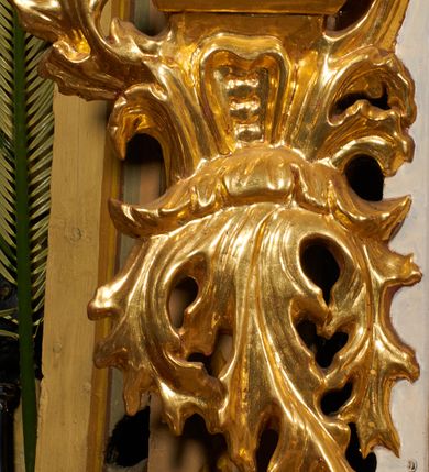 Zdjęcie nr 10: Nastawa architektoniczna, jednoosiowa, dwukondygnacyjna, ustawiona na niewielkim cokole, z dwoma prostopadłościennymi postumentami wydzielonymi po bokach. Ołtarz drewniany, prostopadłościenny, z drewnianą mensą. Antepedium w formie poziomego prostokąta ujętego profilowaną ramą, w polu malowany monogram IHS flankowany gałązkami lilii, u dołu girlanda kwiatowa. W predelli nastawy płycina w formie poziomego prostokąta poszerzonego na krótszych bokach za pomocą nadwieszonych łuków półkolistych, ze sceną modlitwy Chrystusa w Ogrójcu. Pierwsza kondygnacja ujęta parą kolumn stojących na postumentach, o skręconych trzonach dekorowanych ornamentem roślinnym. Podpory dźwigają belkowanie, o pełnych odcinkach nad kolumnami ustawionych pod kątem, z architrawem wyłamującym się schodkowo nad polem środkowym oraz gzymsem przyjmującym formę trzech boków z ośmioboku oraz przerwany, falisty przyczółek. Fryz belkowania ozdobiony jest ornamentem roślinnym, gzyms zaś dekorowany muszlą i zwisami kwiatowymi. Całe pole środkowe wypełnia nisza w kształcie stojącego prostokąta z wciętymi narożami, ujęta ramą ozdobioną ornamentem roślinnym, wewnątrz znajduje się rzeźbiarska grupa Ukrzyżowania na tle malowanego pejzażu. Pierwsza kondygnacja ujęta jest uszami utworzonymi z suchego akantu, w ich dolnej części postumenty dla figur św. Walentego i św. Jana Ewangelisty. Druga kondygnacja jest węższa od poprzedniej, flankowana parą ustawionych lekko pod kątem pilastrów dźwigających gzyms, dekorowanych w partii trzonów kampanulami. W polu obraz ze św. Wawrzyńcem w formie pionowego owalu w profilowanej ramie. Całość zwieńczona okiem Opatrzności na tle obłoków w glorii promienistej. Na belkowaniu niewielkie figury aniołów. Druga kondygnacja ujęta jest pionowymi rzędami kampanul. Struktura polichromowana w kolorze białym, z pozłacanymi profilami i elementami ornamentyki oraz srebrzonymi detalami. 