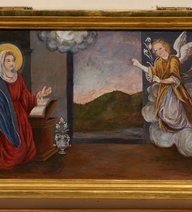 Zdjęcie nr 6: Nastawa ołtarzowa architektoniczna, jednoosiowa, dwukondygnacyjna, ustawiona na niewielkim cokole, z dwoma prostopadłościennymi postumentami wydzielonymi po bokach. Ołtarz drewniany, prostopadłościenny, z drewnianą mensą. Antepedium w formie poziomego prostokąta ujętego profilowaną ramą, w polu malowany monogram Marii, flankowany różanymi gałązkami. W predelli nastawy znajduje się płycina w formie poziomego prostokąta poszerzonego na krótszych bokach za pomocą nadwieszonych łuków półkolistych, ze sceną Zwiastowania. 
Pierwsza kondygnacja ujęta jest parą kolumn stojących na postumentach, o skręconych trzonach dekorowanych ornamentem roślinnym. Podpory dźwigają belkowanie, którego pełne odcinki nad kolumnami ustawione są pod kątem, architraw nad polem środkowym wyłamuje się schodkowo, a gzyms przyjmuje formę trzech boków z ośmioboku. Wyżej widoczny oraz przerwany falisty przyczółek. Fryz belkowania ozdobiony jest palmetami oraz dekoracją roślinną, gzyms dekorowany palmetą. Całe pole środkowe wypełnia obraz Matki Boskiej Różańcowej ze św. Dominikiem i św. Katarzyną Sieneńską w formie pionowego prostokąta z wciętymi narożami, w ramie ozdobionej stylizowanym ornamentem. Pierwsza kondygnacja ujęta jest częściowo ażurowymi uszami utworzonymi z akantu i karbowanej wstęgi. Druga kondygnacja jest węższa, flankowana parą ustawionych lekko pod kątem pilastrów, dekorowanych w partii trzonów kampanulami, dźwigających gzyms,. W polu obraz Objawienia Matki Boskiej w Lourdes w formie pionowego owalu w profilowanej ramie, flankowany kampanulami. Całość zwieńczona medalionem w glorii z monogramem Marii. Na belkowaniu niewielkie figury św. Barbary i św. Michała Archanioła. Druga kondygnacja ujęta jest pionowymi rzędami kampanul. Struktura polichromowana w kolorze białym z pozłacanymi profilami i elementami ornamentyki. 


