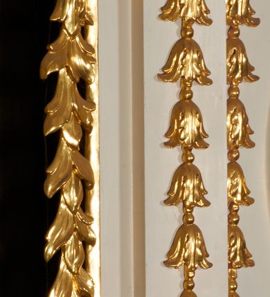 Zdjęcie nr 3: Nastawa ołtarzowa architektoniczna, jednoosiowa, dwukondygnacyjna, ustawiona na niewielkim cokole, z dwoma prostopadłościennymi postumentami wydzielonymi po bokach. Ołtarz drewniany, prostopadłościenny, z drewnianą mensą. Antepedium w formie poziomego prostokąta ujętego profilowaną ramą, w polu malowany monogram Marii, flankowany różanymi gałązkami. W predelli nastawy znajduje się płycina w formie poziomego prostokąta poszerzonego na krótszych bokach za pomocą nadwieszonych łuków półkolistych, ze sceną Zwiastowania. 
Pierwsza kondygnacja ujęta jest parą kolumn stojących na postumentach, o skręconych trzonach dekorowanych ornamentem roślinnym. Podpory dźwigają belkowanie, którego pełne odcinki nad kolumnami ustawione są pod kątem, architraw nad polem środkowym wyłamuje się schodkowo, a gzyms przyjmuje formę trzech boków z ośmioboku. Wyżej widoczny oraz przerwany falisty przyczółek. Fryz belkowania ozdobiony jest palmetami oraz dekoracją roślinną, gzyms dekorowany palmetą. Całe pole środkowe wypełnia obraz Matki Boskiej Różańcowej ze św. Dominikiem i św. Katarzyną Sieneńską w formie pionowego prostokąta z wciętymi narożami, w ramie ozdobionej stylizowanym ornamentem. Pierwsza kondygnacja ujęta jest częściowo ażurowymi uszami utworzonymi z akantu i karbowanej wstęgi. Druga kondygnacja jest węższa, flankowana parą ustawionych lekko pod kątem pilastrów, dekorowanych w partii trzonów kampanulami, dźwigających gzyms,. W polu obraz Objawienia Matki Boskiej w Lourdes w formie pionowego owalu w profilowanej ramie, flankowany kampanulami. Całość zwieńczona medalionem w glorii z monogramem Marii. Na belkowaniu niewielkie figury św. Barbary i św. Michała Archanioła. Druga kondygnacja ujęta jest pionowymi rzędami kampanul. Struktura polichromowana w kolorze białym z pozłacanymi profilami i elementami ornamentyki. 


